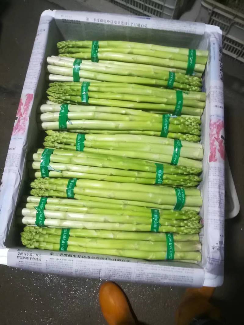 VivasEmie's tweet photo. Fresh seasonal local asparagus just landed at our store! Perfect for tonight’s grilled dinner—grab a bunch before they’re gone! https://t.co/fLThDP2wEM