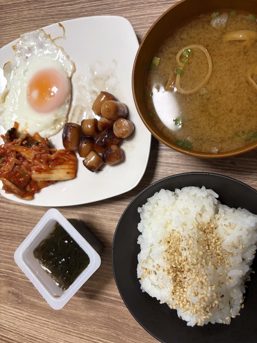daiceksam's tweet photo. ここ最近の朝メシ並べてみた
（本日夜勤明けは3枚目）

理想は…
「おかえりー、朝ごはん出来てるから食べて仮眠したら？」
「押忍！ありがとう！」
なんだけど。

もちろん全て自作です。
今朝もみんなの準備してます。
もう一度いいます。

夜勤明けは私です。

それでも家族って大切ですね🥹 https://t.co/QYmaGkxqdH