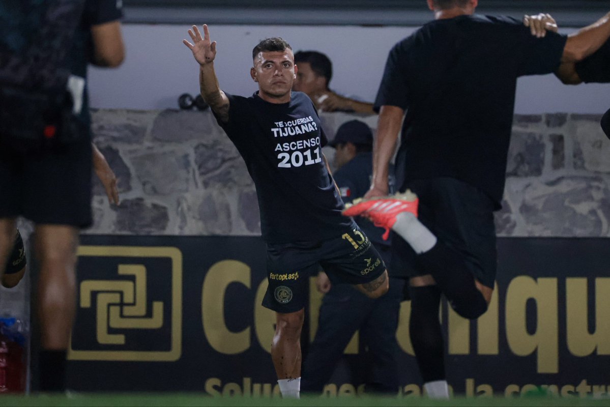 fer_esquivel22's tweet photo. RESPETO. 🫡👏🏼

Durante el calentamiento de Atlético La Paz, lucieron jerseys diferentes a los habituales, ¿La sorpresa? EL MENSAJE.

Recordaban a TODOS los EQUIPOS de LIGA MX que alguna vez ASCENDIERON.

Esta acción se realiza en plena demanda de vuelta al ascenso y descenso en la Liga MX.