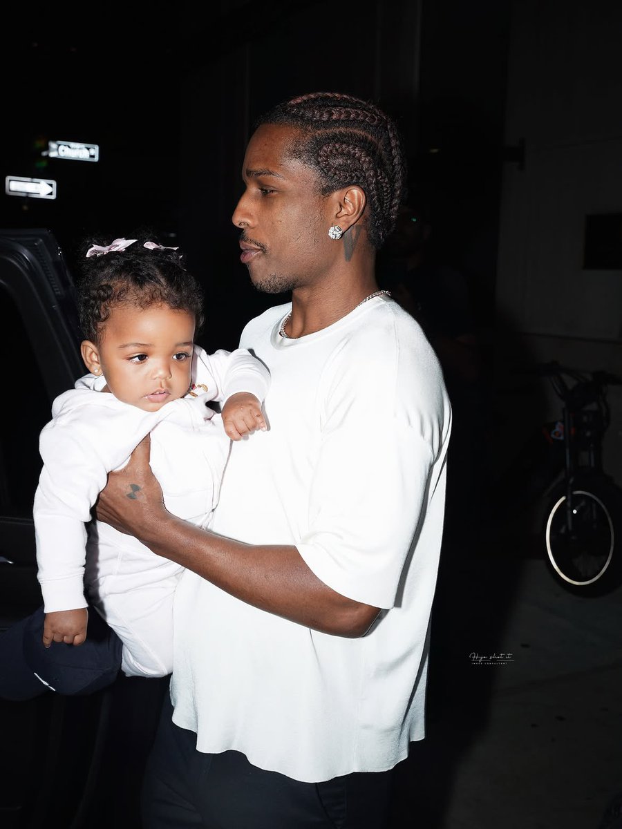 awgecentral's tweet photo. Rihanna &amp; A$AP Rocky with their kids leaving New York,City tonight. 

📸: @hijoshotit https://t.co/G8Jr6Cievc