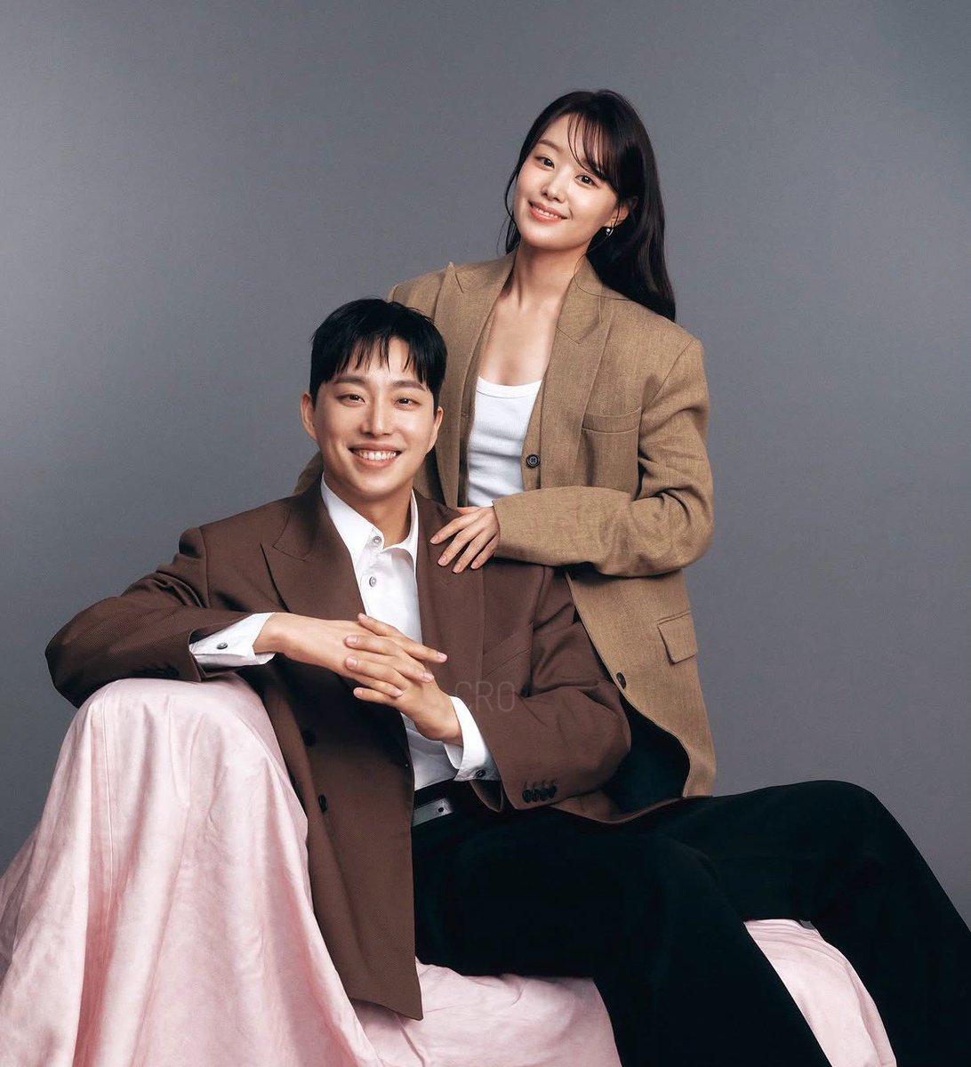 tslamchda's tweet photo. 송지은의 배우자 기도 조건을 충족한 박위

송지은은 예전에 원하는 배우자 조건을 50가지 정도 적어놓고 몇 년 동안 꾸준히 배우자 기도를 함

그러다 어느 날 하나님이 지은아, 쇼핑하니?라는 마음을 주셨고 사람을 조건으로 고르고 있었다는 생각에 그냥 배우자를 하나님께 맡김

근데 나중에 박위와 사귀게 된 후 생각해보니

1. 얼굴은 자기 스타일로 잘생김
2. 휠체어에 앉아 있지만 키가 180cm가 넘음
3. 나 송지은보다 하나님을 더 사랑하는 남자
4. 믿음의 가정인 시댁
5. 차에서 가요나 팝송 대신 찬양 듣기 등
배우자 기도에서 바라던 조건과 박위가 꽤 많은 부분에서 일치했음

다른 조건은 몰라도 자신보다 하나님을 더 사랑하는 남자를 원했다는 걸 보면 송지은 신앙심이 진짜 깊은 것 같음🫶🏻