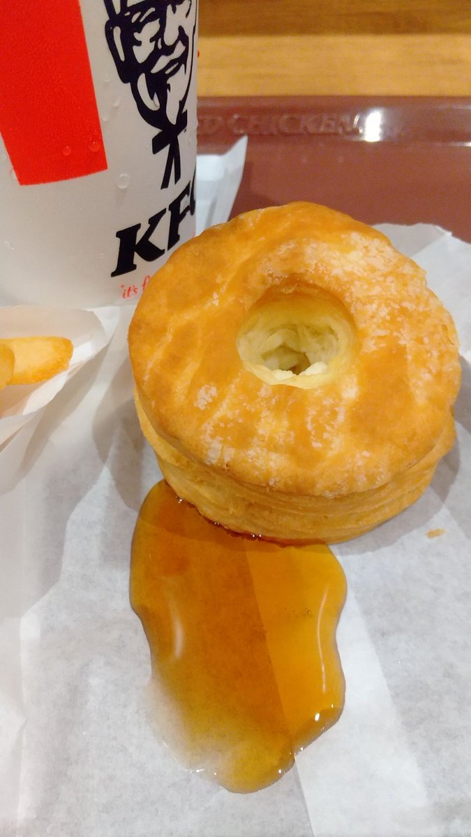 OsanaiHitose's tweet photo. 今週のケンタッキー。ラップのセット。クーポンでビスケットをトッピングしました。ビスケットは　はちみつ　付きです。 https://t.co/n4aV6VQTiZ