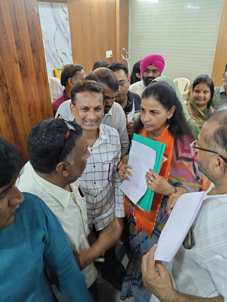 burad_manish's tweet photo. भाजपा प्रदेश उपाध्यक्ष ब्यावर निकाय चुनाव प्रभारी श्रीमती सरिता जी गेना एवं  सहप्रभारी अनिल जी राठी ने  मार्गदर्शन किया। इस अवसर पर  जिला अध्यक्ष श्री आशीष जी सांड, विधायक श्री शंकर सिंह जी रावत की  गरिमामय उपस्थिति रही। https://t.co/3FdzsvGBSz