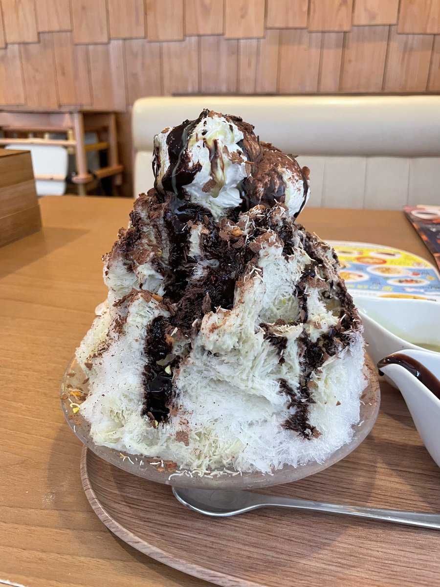 bubu__999's tweet photo. 通っている皮膚科の近所にココスがあるので夏に来るとどうしても吸い込まれるようにバガデカかき氷頼んでしまう……そして後悔する。デカすぎ https://t.co/5r7KYlOKXT