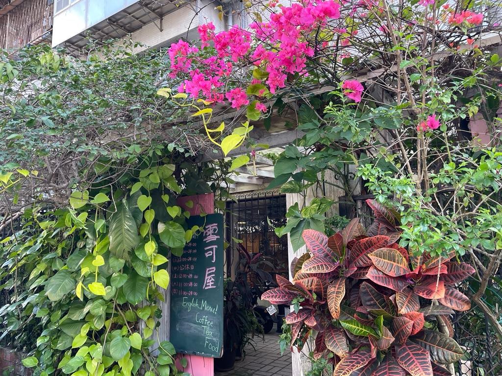 Vinod_pera's tweet photo. 大学がある地域なので、文化的な雰囲気の路地に個性的な店が点在しています。 https://t.co/8Fj0lOH6lc