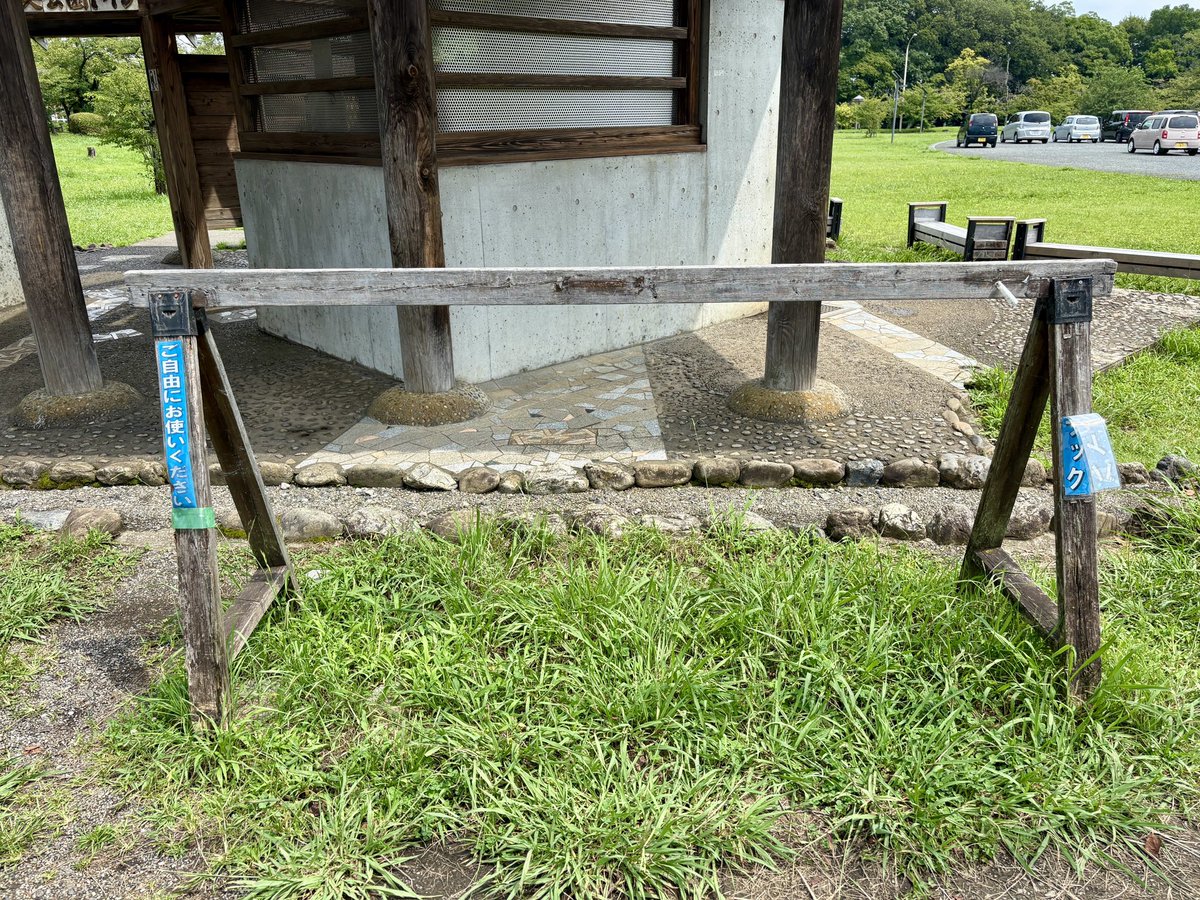 kikiaro1's tweet photo. 天覧山下の中央公園公衆トイレのバイクラックを塗り直しました。
ビスも緩んでいたので締め直し、ステッカーもボロボロだったので貼り直しました。

「新品みたいになった」とは言えませんが、だいぶよくなりました。
ローディーの皆さん、使ってください。 https://t.co/S12wBQYYn6