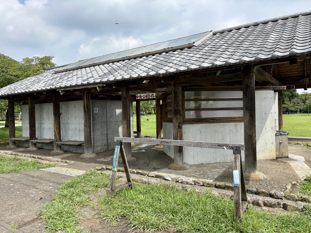 kikiaro1's tweet photo. 天覧山下の中央公園公衆トイレのバイクラックを塗り直しました。
ビスも緩んでいたので締め直し、ステッカーもボロボロだったので貼り直しました。

「新品みたいになった」とは言えませんが、だいぶよくなりました。
ローディーの皆さん、使ってください。 https://t.co/S12wBQYYn6