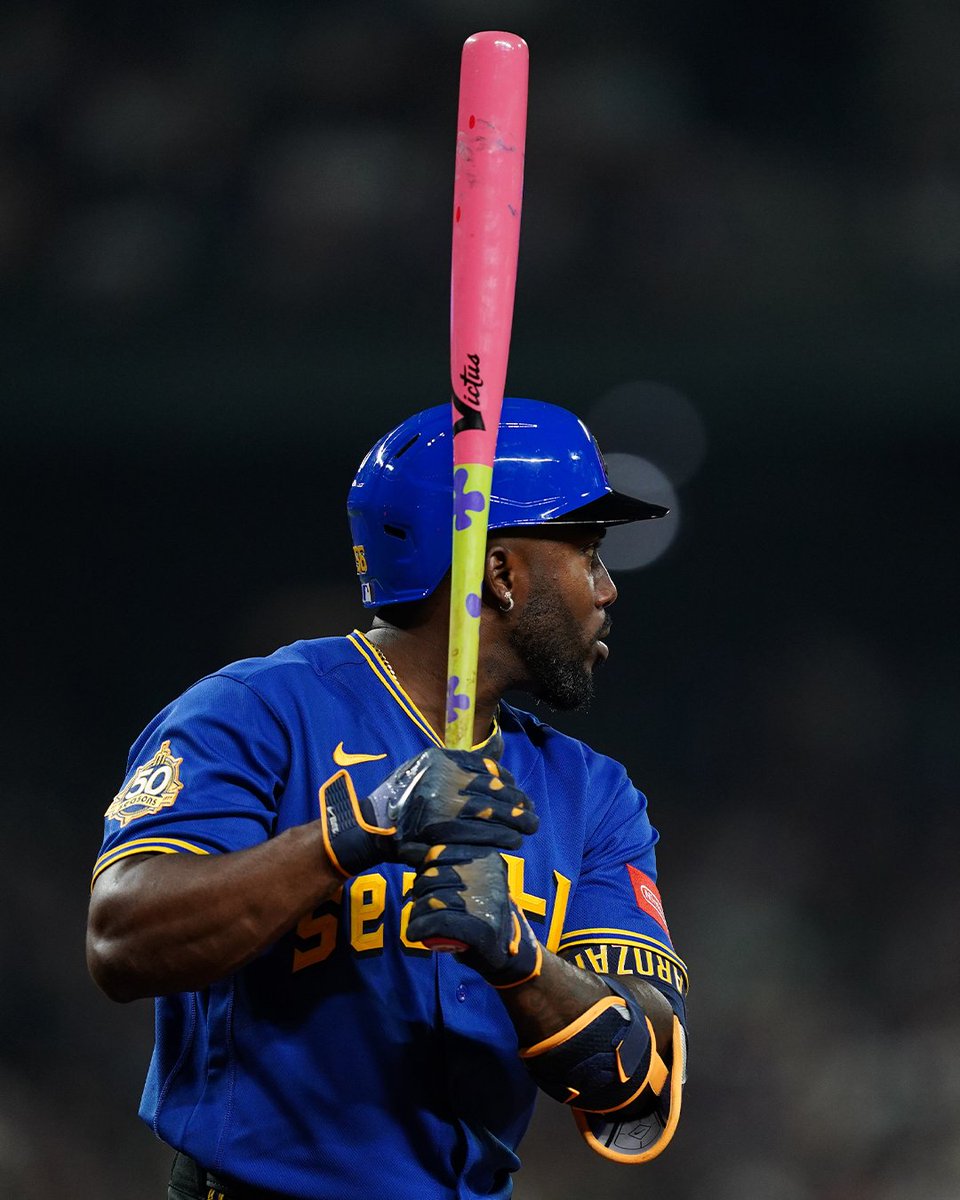 Cut4's tweet photo. is this a bat? no, this is Patrick!!!