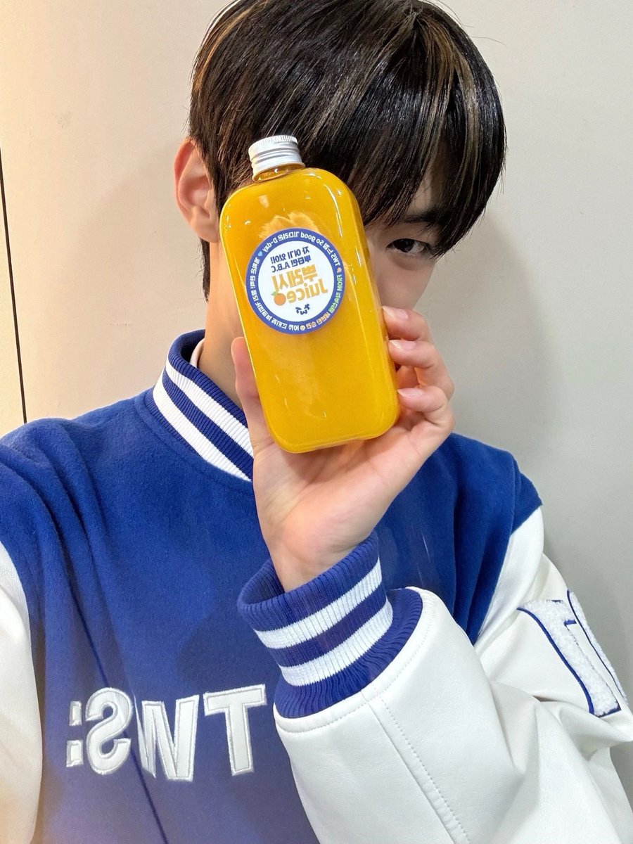 i0twssof's tweet photo. Me avisaron que los increíbles @ thebluehawkz están de regreso con #ℌα𝐥𝕒·ℌα𝐥𝕒 ! Una canción estupenda con una coreo de otro mundo, así que si aún no han visto el #𝑇hᧉ𝔅𝑙uəℌαwk𝕤ー𝕔o͞mᧉbαck pues vayan corriendo a disfrutarlo. 🏃🏻‍♂️💨

⠀        ₊𖥔 ꉂ`˖ #ℓohᥱn .ᐟ https://t.co/Wy6zGT98c1