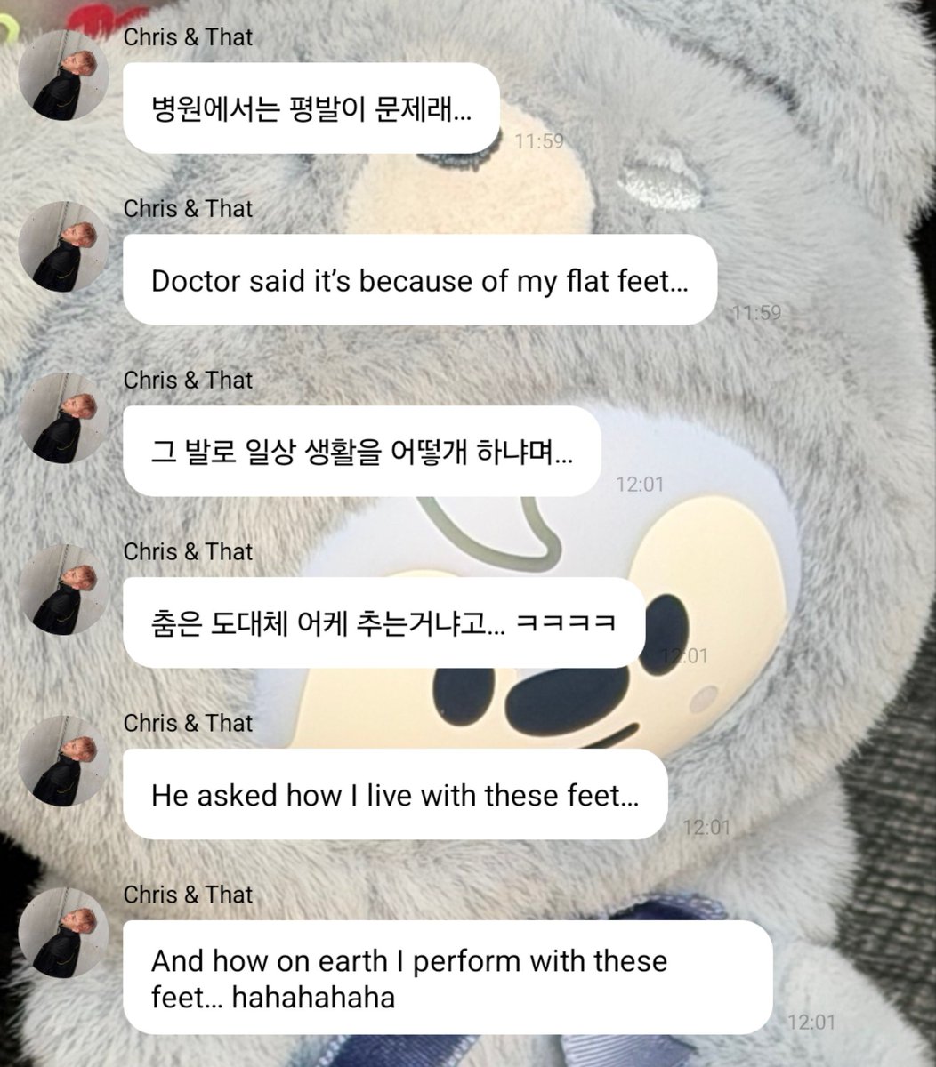 realskzoo's tweet photo. CHN en 🫧
[260822]

🐺: Ah, mi rodilla mejoró en comparación con ayer!!!
🐺: Aunque todavía duele un poco... ㅋㅋㅋㅋㅋ
🐺: No pude moverme para nada ayer porque me pusieron inyecciones justo en el tendón de la rodilla... ㅠ
🐺: Literalmente pensé que iba a morir ㅋㅋㅋㅋㅋㅋㅋㅋㅋㅋㅋ
🐺: El doctor dijo que es por mis pies planos...
🐺: Él preguntó cómo vivo con estos pies...
🐺: Y cómo diablos actúo (bailo) con estos pies... ㅋㅋㅋㅋ
🐺: Así que respondí con
🐺: Con pasión
🐺: ㅋㅋㅋㅋㅋㅋㅋㅋㅋㅋㅋㅋㅋㅋㅋㅋㅋ
🐺: Así que él fue como
🐺: "No es algo para reírse"
🐺: "Deberías tomarte esto en serio"
🐺: "Despierta"...
