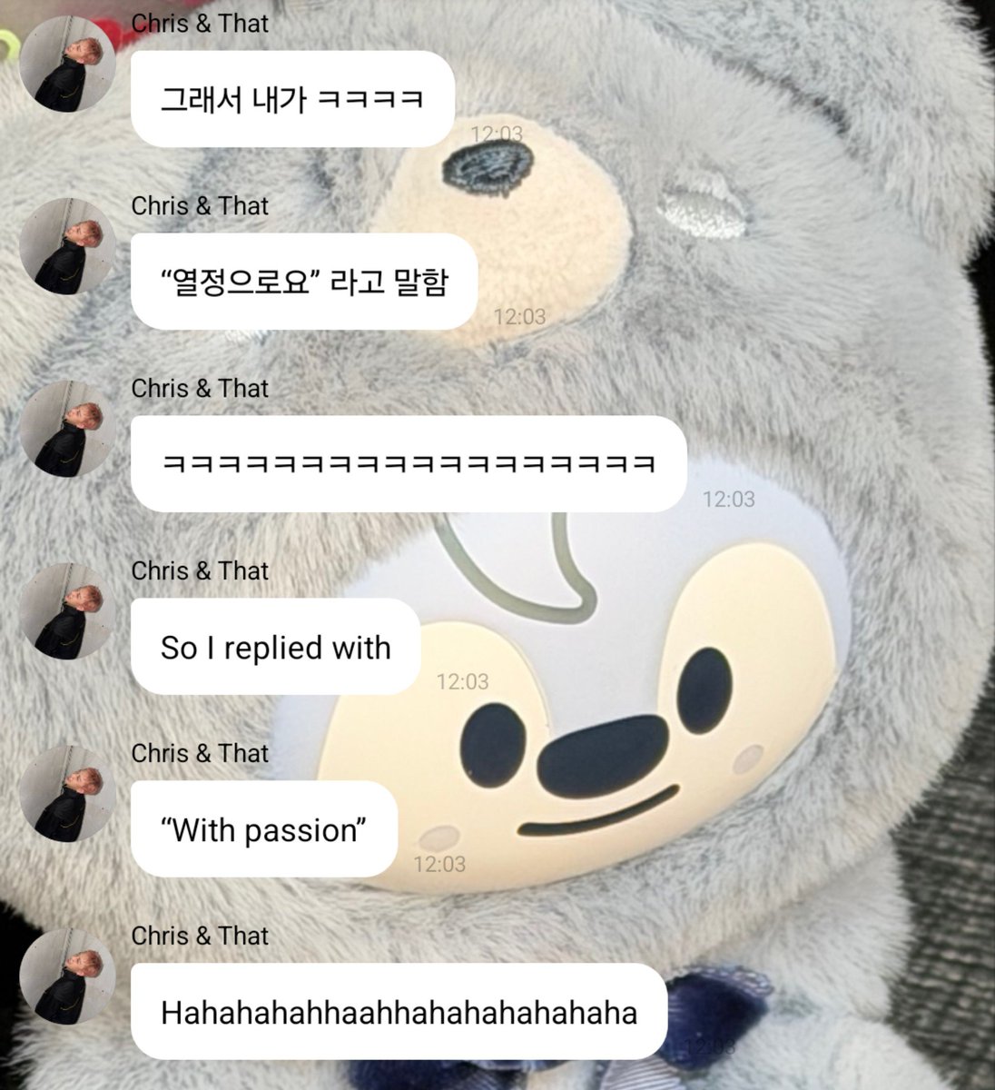 realskzoo's tweet photo. CHN en 🫧
[260822]

🐺: Ah, mi rodilla mejoró en comparación con ayer!!!
🐺: Aunque todavía duele un poco... ㅋㅋㅋㅋㅋ
🐺: No pude moverme para nada ayer porque me pusieron inyecciones justo en el tendón de la rodilla... ㅠ
🐺: Literalmente pensé que iba a morir ㅋㅋㅋㅋㅋㅋㅋㅋㅋㅋㅋ
🐺: El doctor dijo que es por mis pies planos...
🐺: Él preguntó cómo vivo con estos pies...
🐺: Y cómo diablos actúo (bailo) con estos pies... ㅋㅋㅋㅋ
🐺: Así que respondí con
🐺: Con pasión
🐺: ㅋㅋㅋㅋㅋㅋㅋㅋㅋㅋㅋㅋㅋㅋㅋㅋㅋ
🐺: Así que él fue como
🐺: "No es algo para reírse"
🐺: "Deberías tomarte esto en serio"
🐺: "Despierta"...