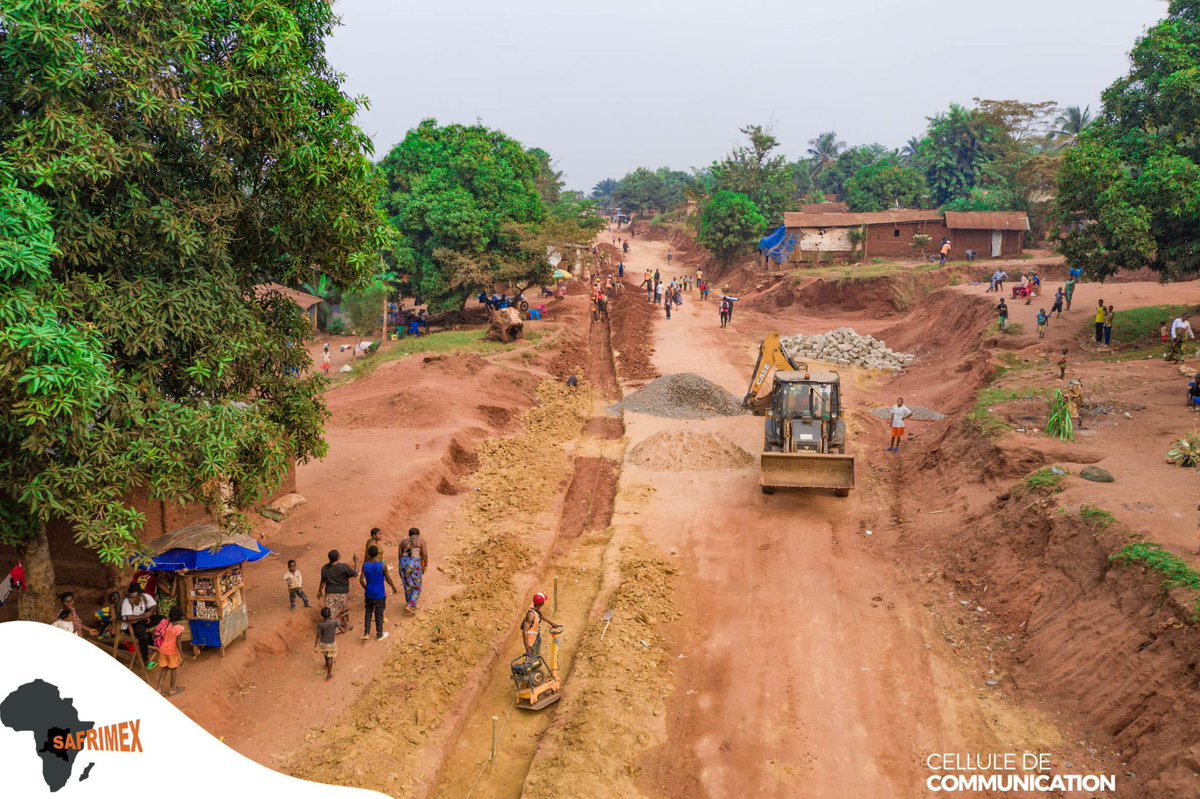 fatshi_PR's tweet photo. TSHIKAPA: Sur l'Avenue OVD,SAFRIMEX passe au coulage du béton de radier : Finalisé du PK 0+580 au PK 1+010, la maçonnerie en bloc : du PK 0+755 au PK 1+000. Construction des colonnettes :du PK 0+920 au PK 1+000, chaînage  Étape cruciale en cours du PK 0+970 au PK 1+000. @fatshi13 https://t.co/avmf5ZQI9U