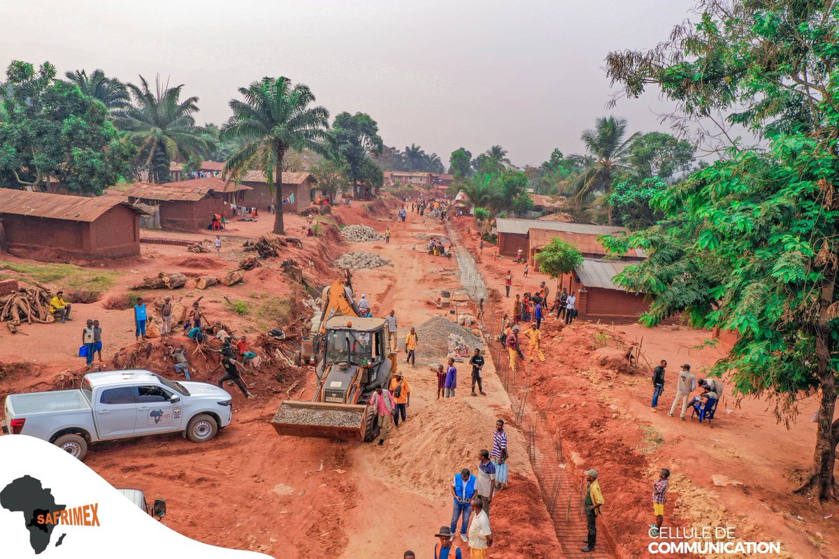 fatshi_PR's tweet photo. TSHIKAPA: Sur l'Avenue OVD,SAFRIMEX passe au coulage du béton de radier : Finalisé du PK 0+580 au PK 1+010, la maçonnerie en bloc : du PK 0+755 au PK 1+000. Construction des colonnettes :du PK 0+920 au PK 1+000, chaînage  Étape cruciale en cours du PK 0+970 au PK 1+000. @fatshi13 https://t.co/avmf5ZQI9U