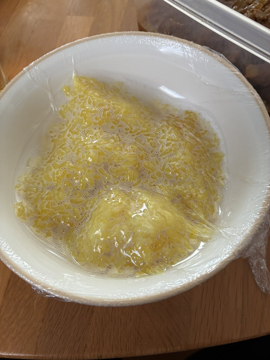 cojio3's tweet photo. 本日のお昼ご飯はキーマカレーなんですが、、、
ご飯をレンチンして取り出すのを忘れちゃうと真空がかかって？圧縮密封されるのは新しい機能なの？(˶ᐢᗜᐢ˶) https://t.co/A5rDtKzLfY