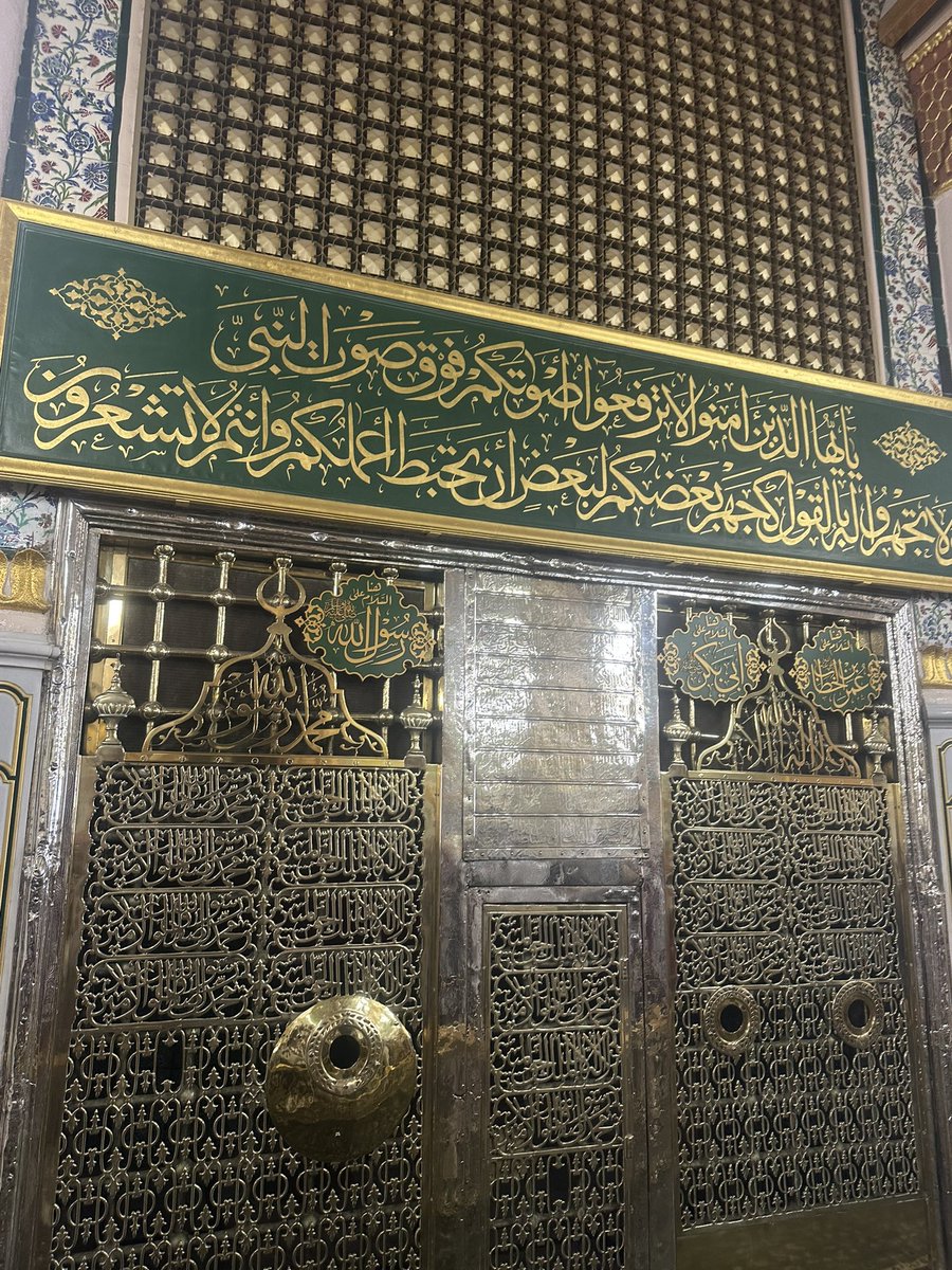 EhlSunFetva's tweet photo. Peygamber Efendimiz’in ﷺ Kabr-i Şerifleri Üzerindeki Ayetler

“Ey iman edenler! Seslerinizi Peygamber’in sesinin üstüne yükseltmeyin. Birbirinize bağırdığınız gibi Peygamber’e yüksek sesle bağırmayın. Yoksa siz farkına varmadan amelleriniz boşa gider.” (Hucurât, 49/2)

Allah Teâlâ bu ayet-i kerîme ile bizlere, Habîbi ve Rasûlü Hz. Muhammed ﷺ karşısında nasıl bir edep ve hürmet içerisinde olmamız gerektiğini öğretmektedir.

Bu edep yalnızca onun hayatta olduğu döneme mahsus değildir. Peygamber Efendimiz’i ﷺ ziyaret ederken de aynı vakar, sükûnet ve hürmeti muhafaza etmek gerekir.

Huzurunda bulunmanın şuuruyla sesimizi yükseltmemeli, kalbimizi dünya meşguliyetlerinden arındırmalı ve O’nun ﷺ makamına yakışır bir edep içerisinde selâm ve salâtımızı arz etmeliyiz.

Zira burası sıradan bir ziyaretgâh değil; Allah Rasûlü’nün ﷺ huzurunda bulunulan müstesna bir makamdır.
