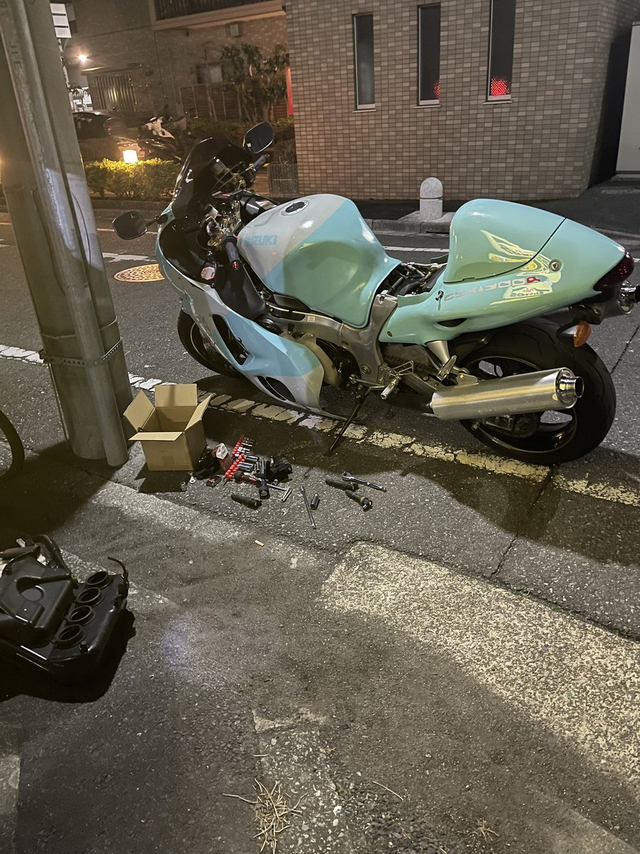 chiy11498265's tweet photo. 埼玉で私の隼が盗まれました。

非常に申し訳ないのですが、皆様のお力をお貸しいただきたいです。

オールペンなので誰かと色が被ってるなどなく独特な色です。

お願いいたします。

#隼 #ハヤブサ #Hayabusa #HAYABUSA
#GSX1300R #GSX1300 https://t.co/x8wpPZadG4