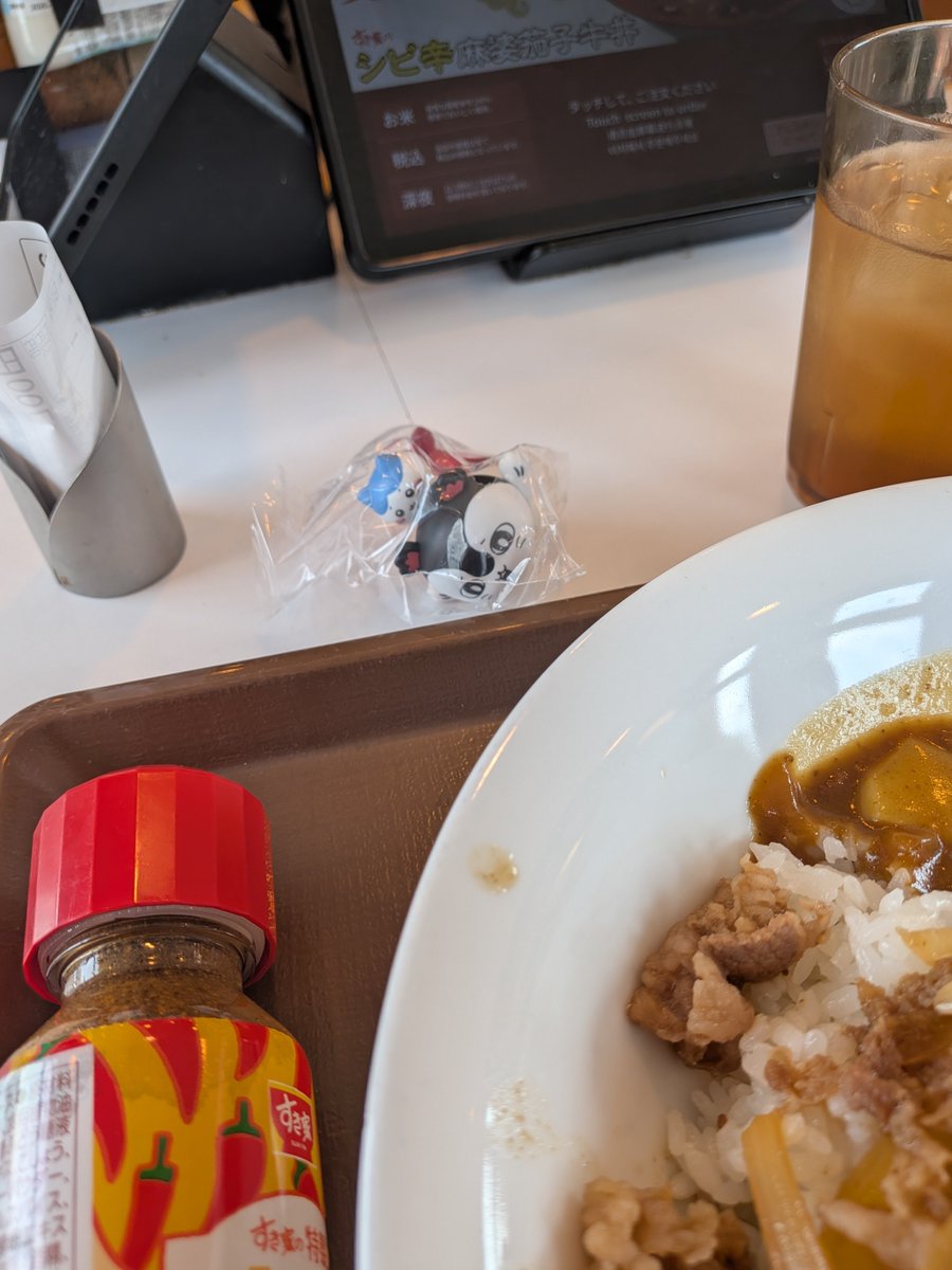bubblemuramatsu's tweet photo. ちいかわ帰り道、すき家があったのでカレーを注文せずには居られない。特典はハチワレでした。 https://t.co/KK5kmTQRQ4