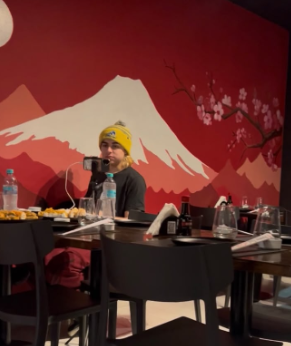 TTendenciaX's tweet photo. "Rageylo":
Porque captaron a este streamer haciendo una transmisión completamente solo en un restaurante. https://t.co/egEepzPJP4