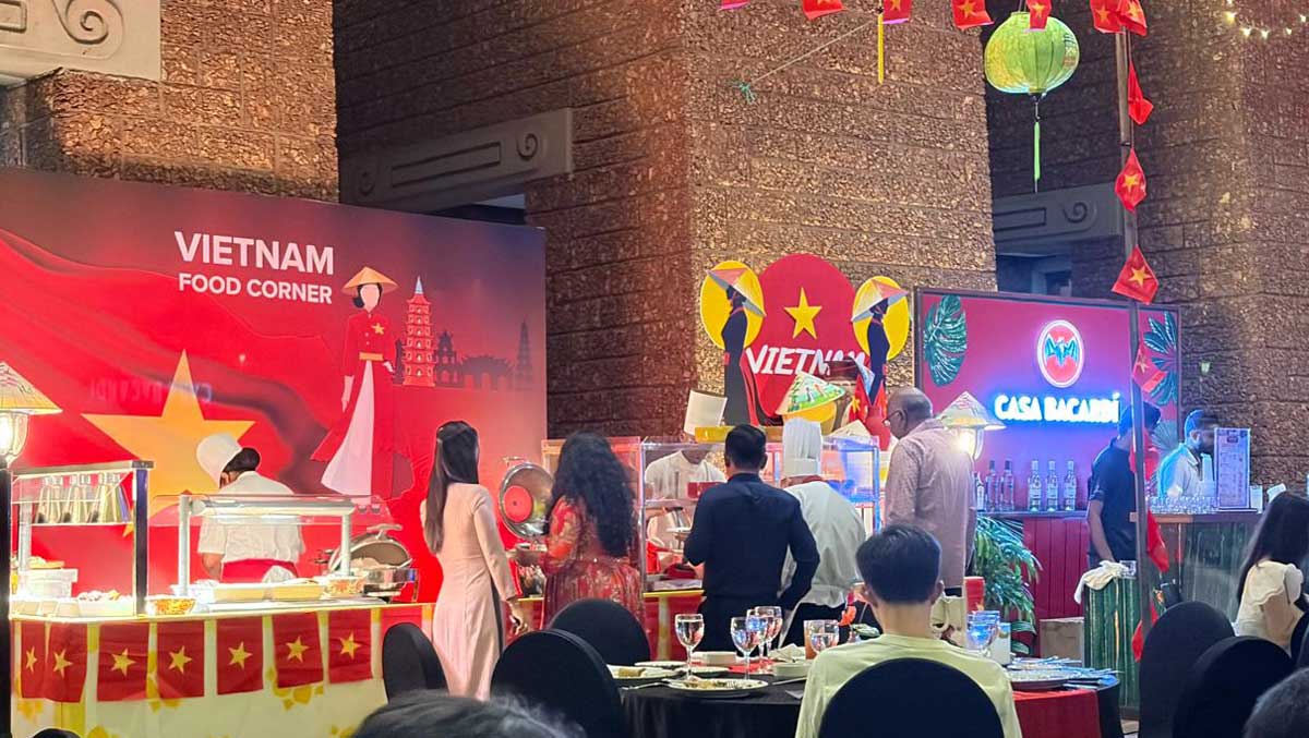 MonetaBrief's tweet photo. "Cuisine is an important part of culture and identity," Vietnam  Ambassador Trinh Thi Tam who is the Chair of the ASEAN Diplomatic  missions in Colombo said.
"Each ASEAN country has its own flavours and traditions.  Through this event, we hope to bring the people of ASEAN and Sri Lanka  closer, promote mutual understanding and create new opportunities for  tourism, trade and investment."