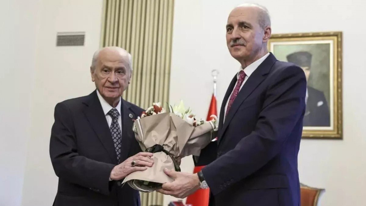 AydinDere's tweet photo. “Terörsüz Türkiye” sürecine öncü olan Devlet Bahçeli ile Numan Kurtulmuş, Filistin için BM gözetiminde iki devletli bir çözüm istiyorlar. 
Peki Kürtçenin anadilde eğitim hakkından bile neden yana değiller? Cengiz Çandar, Filistin’in bağımsız devlet hakkını savunuyor; peki neden Kürtlerin varlığını yok sayan anayasanın ilk dört maddesinin değişmesinden bile yana değil?