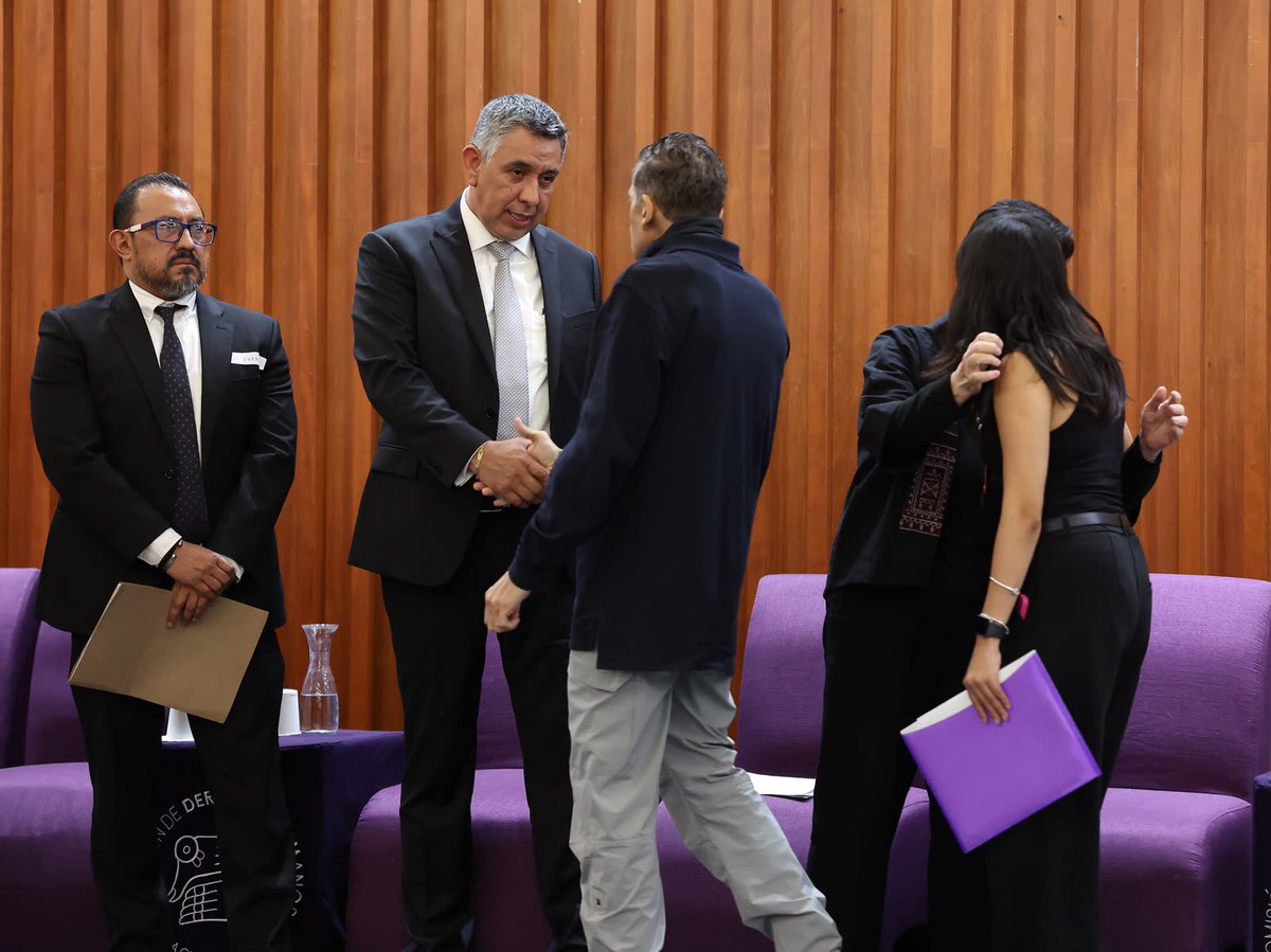 FiscaliaCDMX's tweet photo. Ofrecimos una disculpa pública al periodista Humberto Padgett León y a su familia, y asumimos la responsabilidad institucional por las deficiencias que vulneraron sus derechos humanos, documentadas en la Recomendación 19/2019 de la @CDHCMX.

Este acto nos compromete a mejorar la forma en que investigamos delitos cometidos contra periodistas, considerando desde las primeras actuaciones su actividad profesional, el contexto de riesgo y la protección de su información personal.

La disculpa forma parte de las medidas de reparación y garantías de no repetición, pero no agota las obligaciones pendientes. Mantenemos abierta una investigación para esclarecer posibles responsabilidades de personas servidoras públicas relacionadas con la falta de resguardo de los datos personales del periodista.

Más información 👇
https://t.co/McuSFP8mWu
