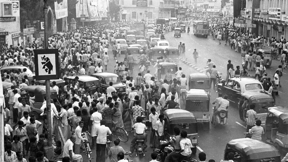 the_hindu's tweet photo. #MadeOfChennai | Madras was once a city meant to be explored on foot. From temple streets and shaded pathways to routes traced by Bhakti saints, walking was woven into the city’s history. 

Today, broken pavements and encroachments tell a different story. 

✍️ @MadrasMobile 
https://t.co/JwLom1GvKW