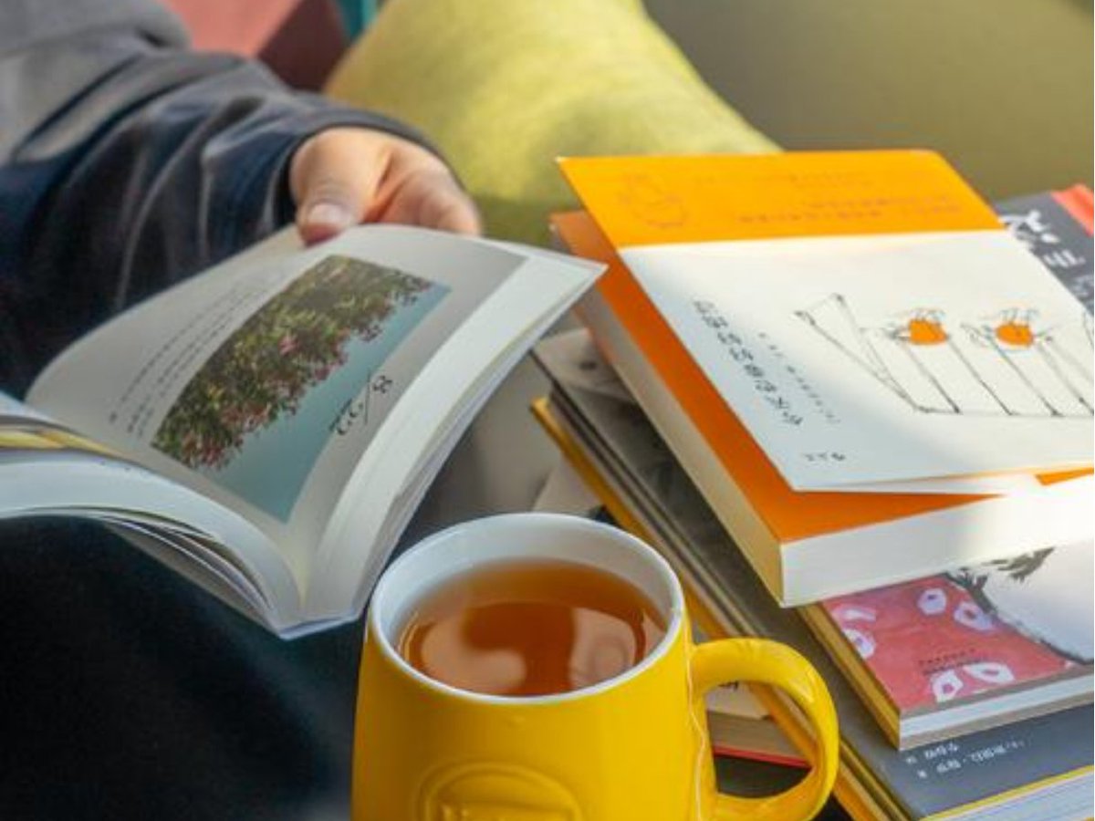 Shhzb19's tweet photo. Cozy weekend ritual: warm latte in hand, a good book on the couch, no urgent plans anywhere. Pure bliss!， https://t.co/Fq7KfdyKHr