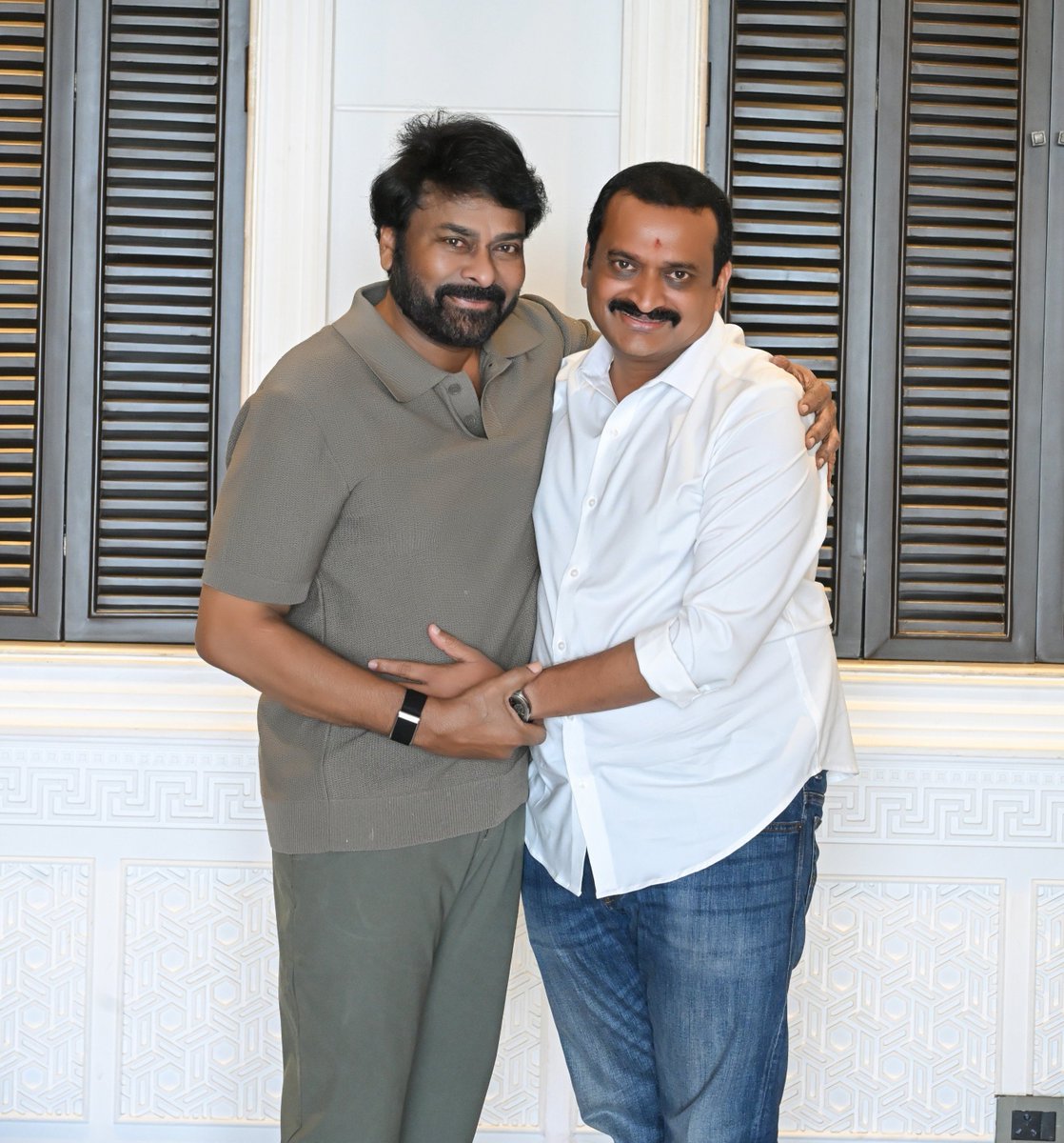ganeshbandla's tweet photo. తెలుగు సినిమా చరిత్రను చిరంజీవిగా మార్చిన మహానటుడు…
కేవలం ఒక హీరోగా వచ్చి కోట్లాది హృదయాల్లో అభిమానాన్ని కాదు, ఆరాధనను సంపాదించుకున్న మహాశిఖరం…
కష్టాన్ని నమ్ముకుని స్వయంకృషితో శిఖరాలను అధిరోహించి, తన పేరు ముందు “మెగాస్టార్” అనే బిరుదుకే గౌరవం తీసుకొచ్చిన మహనీయుడు… ❤️

చిరంజీవి గారు అంటే ఒక పేరు కాదు…
ఒక శకం.
ఒక స్ఫూర్తి.
ఒక చరిత్ర.
ఒక భావోద్వేగం.

తెలుగు సినిమా ఉన్నంతకాలం మీ పేరు ఉంటుంది…
తెలుగు ప్రేక్షకుల గుండెలు కొట్టుకున్నంతకాలం మీపై అభిమానం ఉంటుంది…
మీరు పంచిన ఆనందం, మీరు చూపిన మానవత్వం తరతరాలకు స్ఫూర్తిగా నిలుస్తాయి.

మెగాస్టార్ @KChiruTweets గారికి హృదయపూర్వక జన్మదిన శుభాకాంక్షలు. 🎂🙏❤️

ఆ భగవంతుడు మీకు నిండు నూరేళ్ల ఆయురారోగ్యాలు, ఆనందం ప్రసాదించి, మరెన్నో అద్భుతమైన విజయాలతో మమ్మల్ని అలరించే శక్తిని ఇవ్వాలని మనస్ఫూర్తిగా కోరుకుంటున్నాను.

మీరు మా గర్వం అన్నయ్య…
మీరు మా స్ఫూర్తి అన్నయ్య…
మీరు ఎప్పటికీ మా మెగాస్టార్! ❤️🙏

-- బండ్ల గణేష్