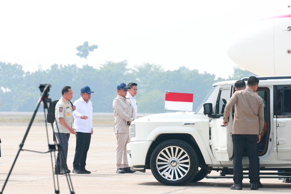 KemensetnegRI's tweet photo. Presiden Prabowo Terbang ke Kalimantan, Pimpin Langsung Penanganan Karhutla

Presiden Prabowo Subianto bertolak menuju Kalimantan pada Sabtu pagi (22/08/2026) untuk meninjau lokasi kebakaran hutan dan lahan (karhutla) sekaligus memimpin langsung upaya penanganannya di sejumlah wilayah Kalimantan.

Sebelumnya, Presiden Prabowo telah menginstruksikan para pejabat utama TNI dan Polri untuk turun langsung bersama pemerintah daerah dan masyarakat setempat menangani karhutla di empat provinsi terdampak di Kalimantan. Pembagian tugas dilakukan untuk memastikan penanganan di lapangan berjalan lebih cepat, terpadu dan serentak.

Untuk Kalimantan Barat, Presiden Prabowo menugaskan Panglima TNI dan Kapolri. Sementara di Kalimantan Tengah, penanganan dipimpin oleh Kepala Staf Angkatan Darat (KSAD) dan Wakapolri.

Adapun di Kalimantan Selatan, Presiden menugaskan Kepala Staf Angkatan Laut (KSAL) bersama Astamaops Polri. Sedangkan di Kalimantan Timur, Wakil Panglima TNI dan Komandan Korps Brimob Polri mendapat tugas untuk turun langsung dalam penanganan karhutla.

Presiden Prabowo pun menekankan agar seluruh jajaran bergerak cepat sehingga kebakaran dapat segera ditangani dan masyarakat di wilayah terdampak dapat kembali menjalankan aktivitas sehari-hari secara normal.

Sumber: BPMI Setpres

#KemensetnegRI
#RilisPresiden