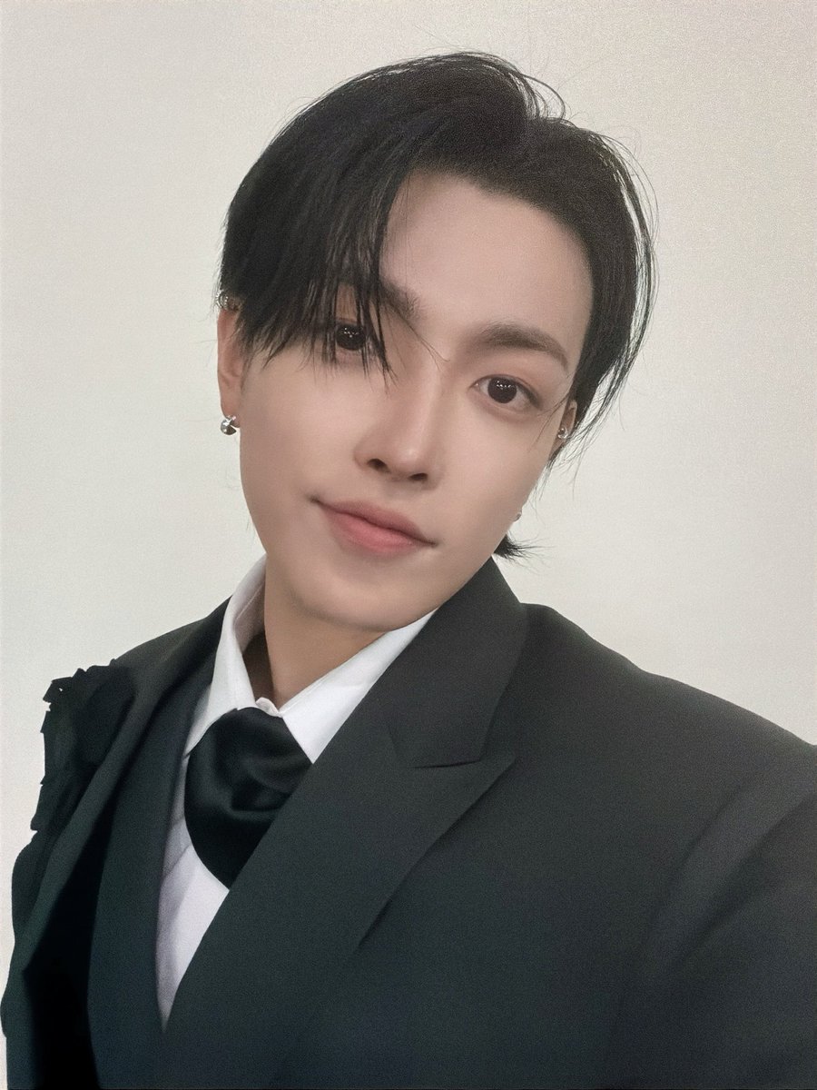 allong173381's tweet photo. 홍중 장발 전생 같다
와 근데 진짜 잘생김 비주얼 화려해 https://t.co/Q1cVfKy38N