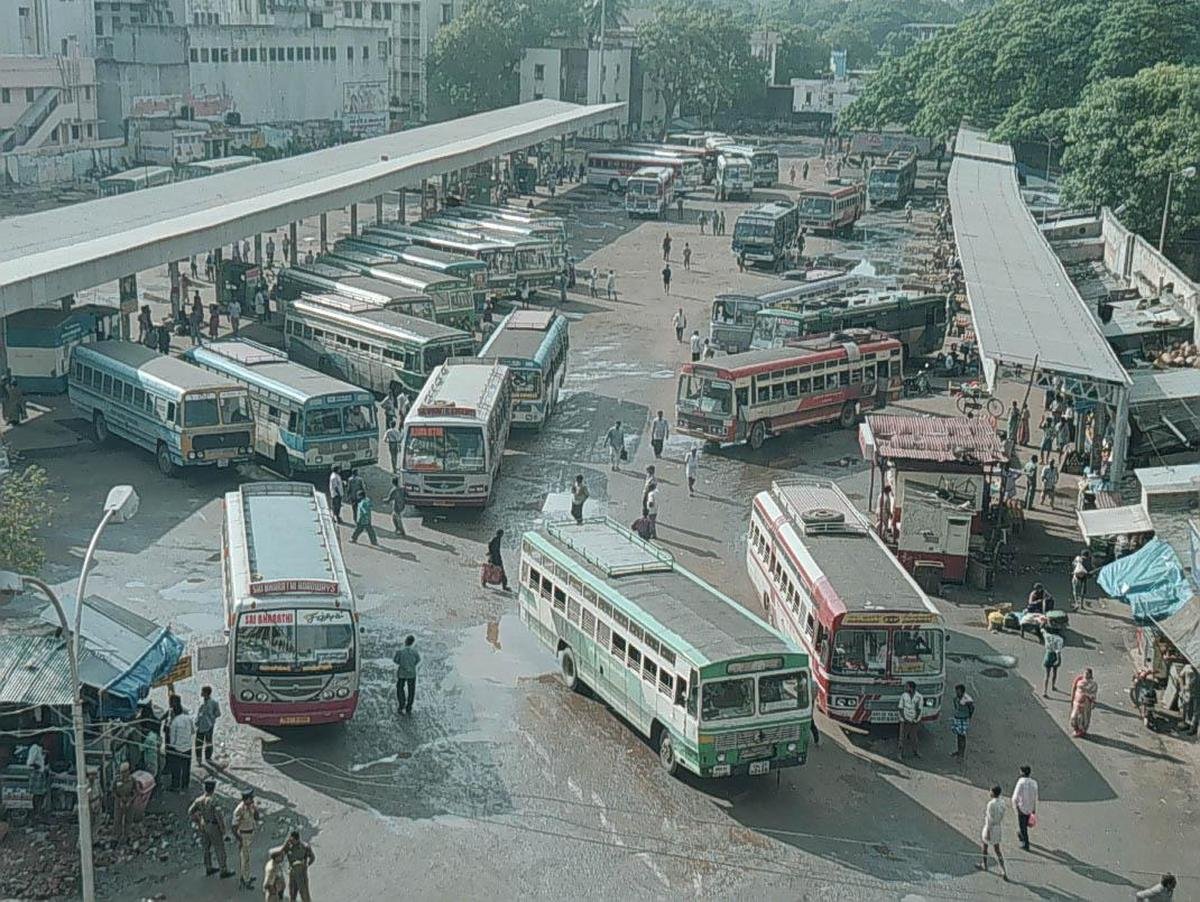 the_hindu's tweet photo. #MadeOfChennai | From 50 buses in 1926 to around 4,000 today, Chennai’s buses have come a long way. 🚍 

The Metropolitan Transport Corporation (MTC), formed in 2001, now carries nearly 33 lakh passengers every day, making buses an indispensable part of the city’s story and daily life. 

✍️@MadrasMobile
https://t.co/OimDe9cg91