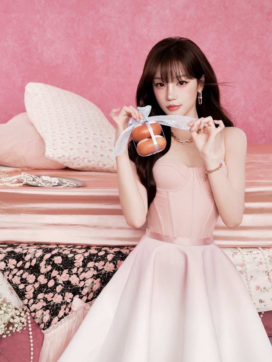 official_i_dle's tweet photo. #YUQI x #LOREAL

#아이들 #idle
#우기 https://t.co/d69OK4UzZv