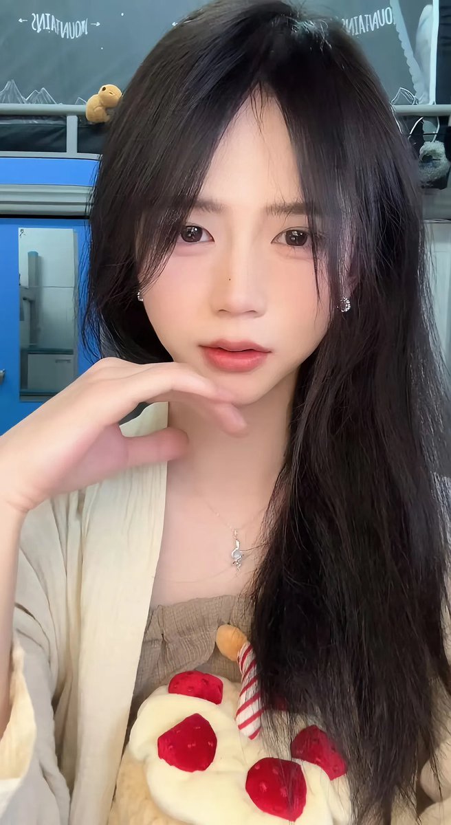 turemisburak's tweet photo. 逗你玩的，呀。#御姐#颜值 #长发男孩  #男娘 https://t.co/v6VlY4ipc1