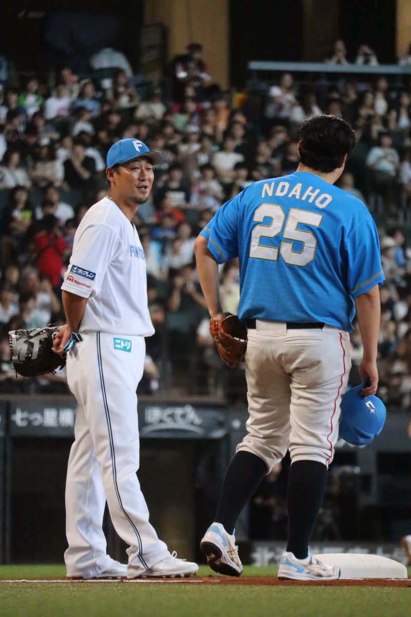 c66u44fs's tweet photo. ンダホとなんやら楽しそうに話してる中田の大将

#UUUMDAY
#lovefighters https://t.co/2AkMoH0aGL