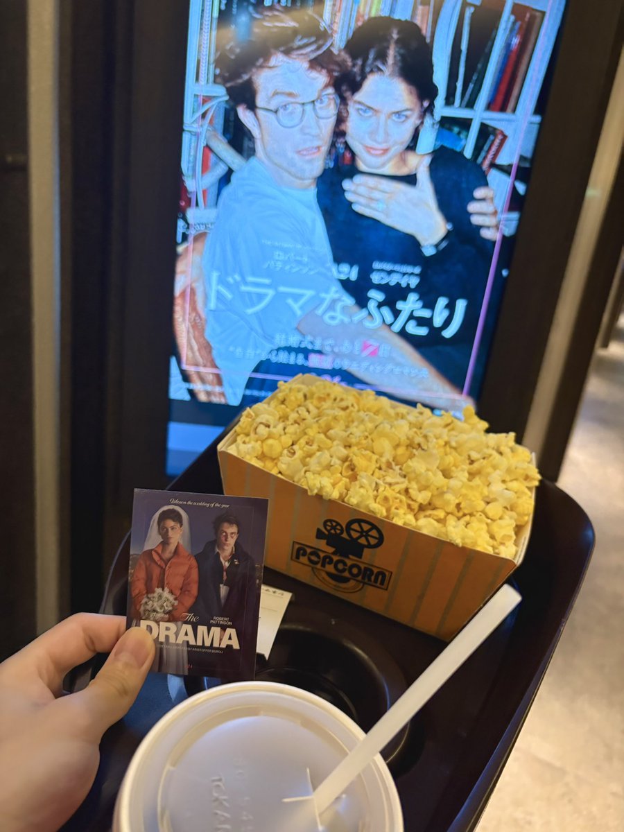 Ka2oill's tweet photo. この役はゼンデイヤじゃなきゃダメだし
この役もロバートパティンソンじゃなきゃダメだったと思えるくらい愛おしい映画
音楽や2人が住む部屋のインテリア、衣装がどれも良くて、内容はカオスだけど不思議と観ていて心地がよかった。
#ドラマなふたり
#ドラマなふたり感想 https://t.co/KFOd96Gcn0