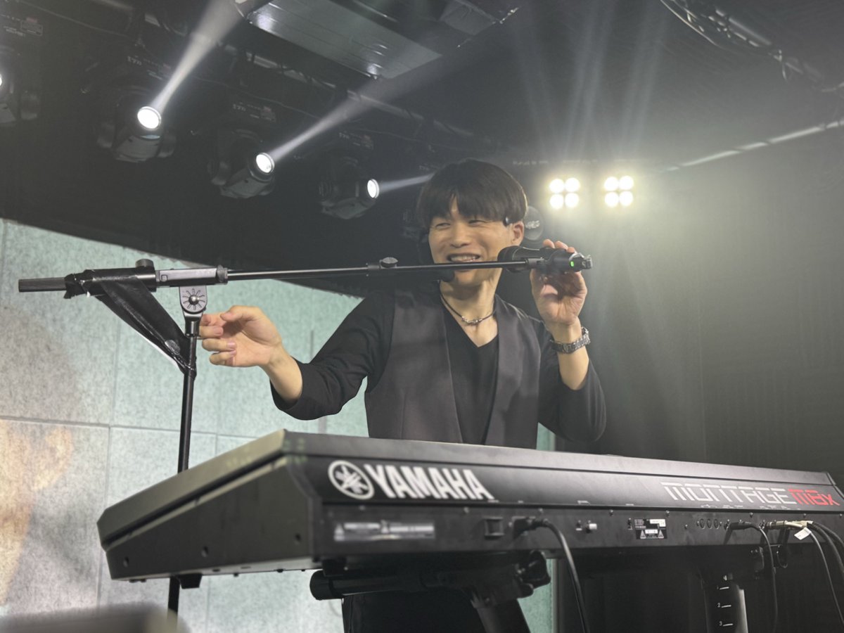 waraku_blg's tweet photo. #高橋涼魂 vol.2
#2026年8月21日

小川さんの演奏は、いつも以上にアレンジが効いていて素晴らしかったです。🎹🎶
楽曲の世界観に没頭されてましたね😊✨

#高橋涼 さんが観客を巻き込んで歌ったザ・ブルーハーツの『TRAIN-TRAIN』。
懐かしい名曲の熱唱は、昭和の面影が残る方南町の街並みにマッチしていました。

#小川英哲
#hidenoriogawa
@sonicxxxxharbor 
#方南町はぴぶる劇場
#方南町
