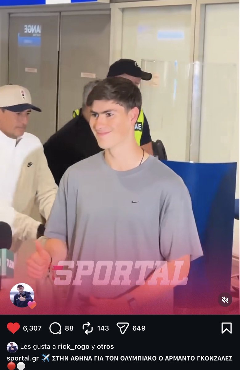 milamkey's tweet photo. poco se habla de cómo el cm va q extrañar a quien siempre le chocaba la mano, lo ponía a chambear, le tomaba sus gorras, y que siempre salía en todos sus videos, pero siempre le dejo en claro lo mucho que lo quería https://t.co/hwDILOdIm0