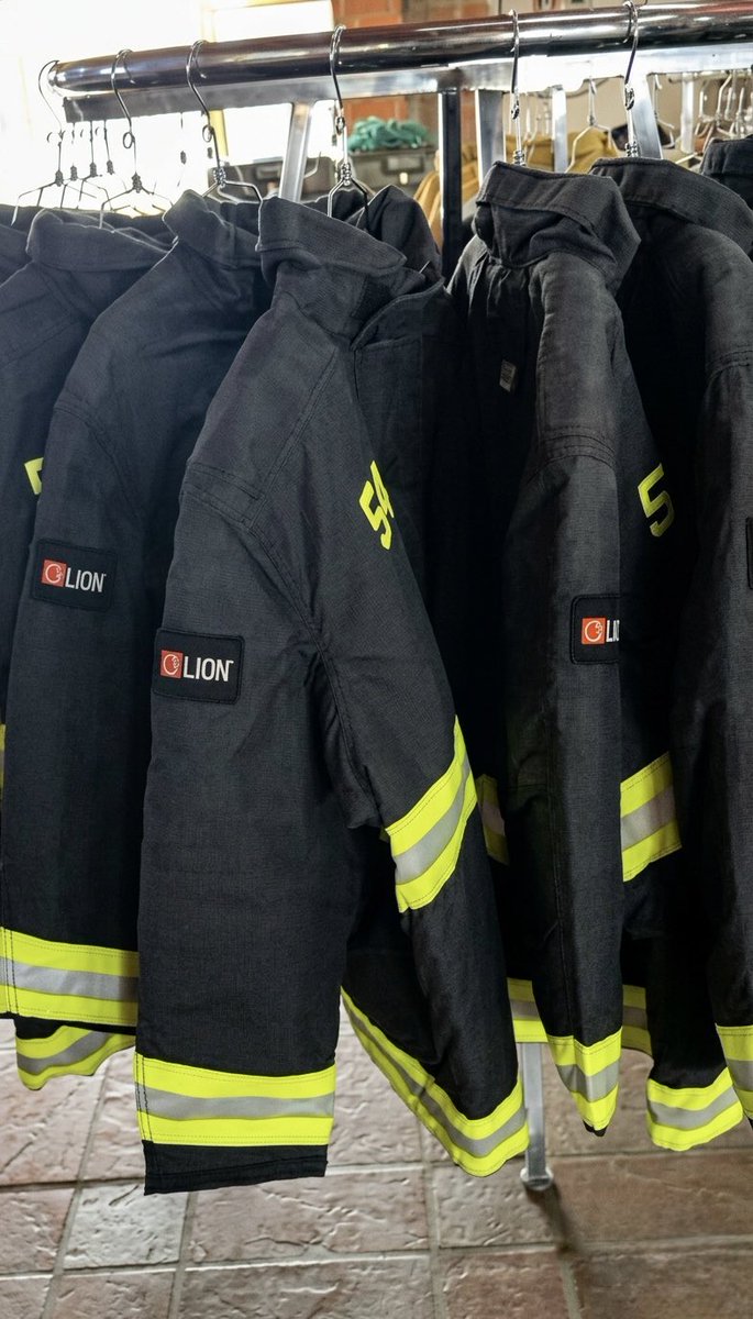 Gemsco_mx's tweet photo. ¿Sabes la importancia de tener siempre el equipo adecuado para el rescate? 🚒🔥

En una emergencia, cada segundo cuenta y el equipo hace la diferencia. 🧑‍🚒

🦁 En GEMSCO tenemos lo mejor en trajes.

📲 Equipa a tu equipo con la calidad que los profesionales del rescate necesitan. https://t.co/M41IRORpeM
