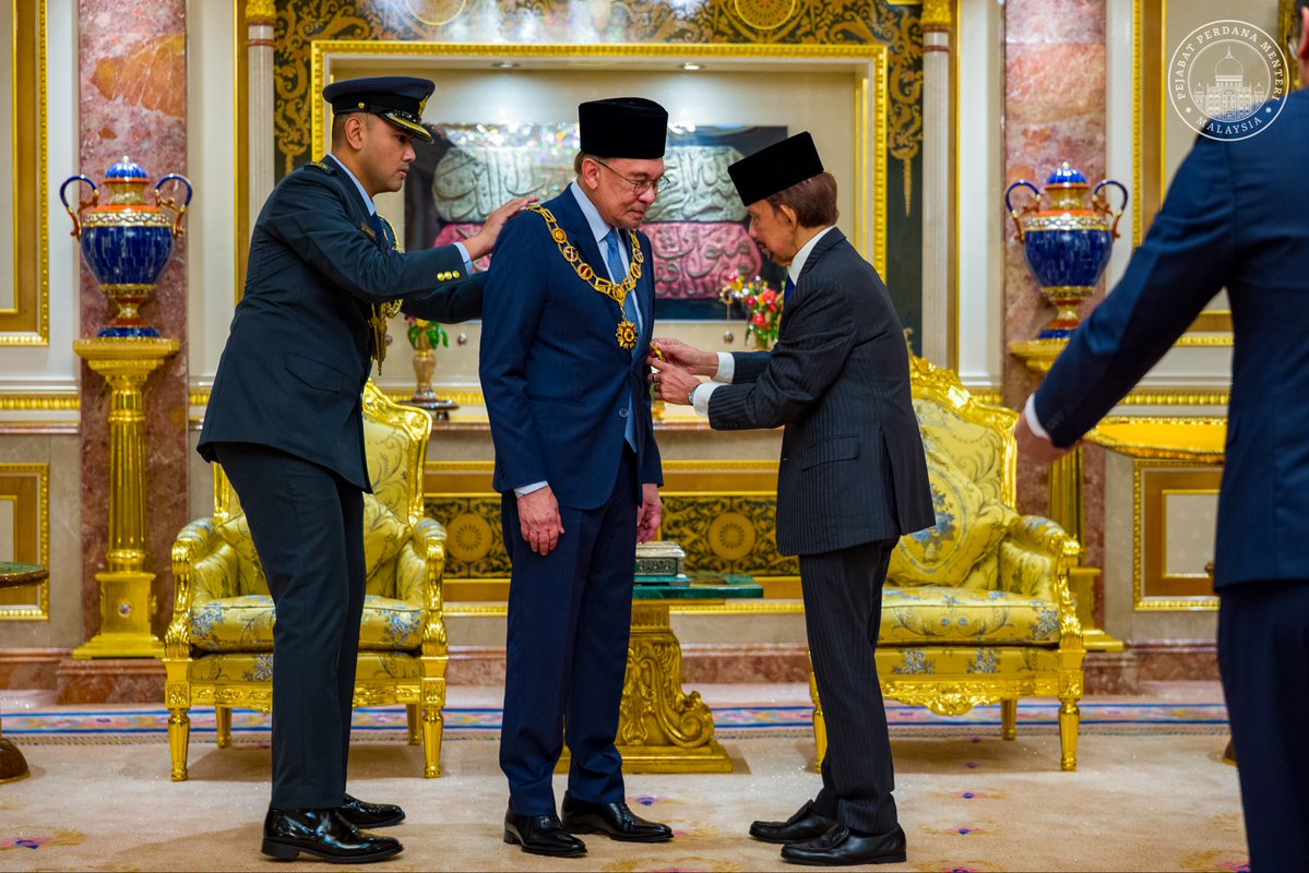 anwaribrahim's tweet photo. Menjunjung kasih KDYMM Paduka Seri Baginda Sultan Haji Hassanal Bolkiah Mu’izzaddin Waddaulah ibni Al-Marhum Sultan Haji Omar ‘Ali Saifuddien Sa’adul Khairi Waddien, Sultan dan Yang Di-Pertuan Negara Brunei Darussalam atas pengurniaan Darjah Kerabat Laila Utama Yang Amat Dihormati (D.K).

Penganugerahan ini amat bermakna dan menjadi lambang keakraban serta persaudaraan istimewa antara Malaysia dengan Negara Brunei Darussalam.

Daulat Tuanku!

🇲🇾🇧🇳

#MalaysiaMADANI 
#DiplomasiMADANI
#YakinMADANI