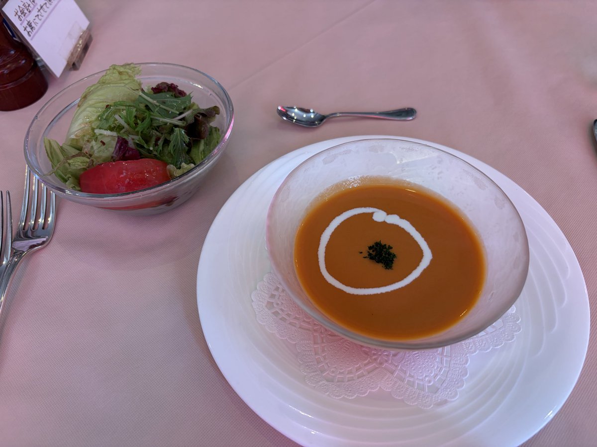 Kankitsu_ruirui's tweet photo. ハーブティーで一息ついた後はステーキランチ！ https://t.co/1iYi6ARssf