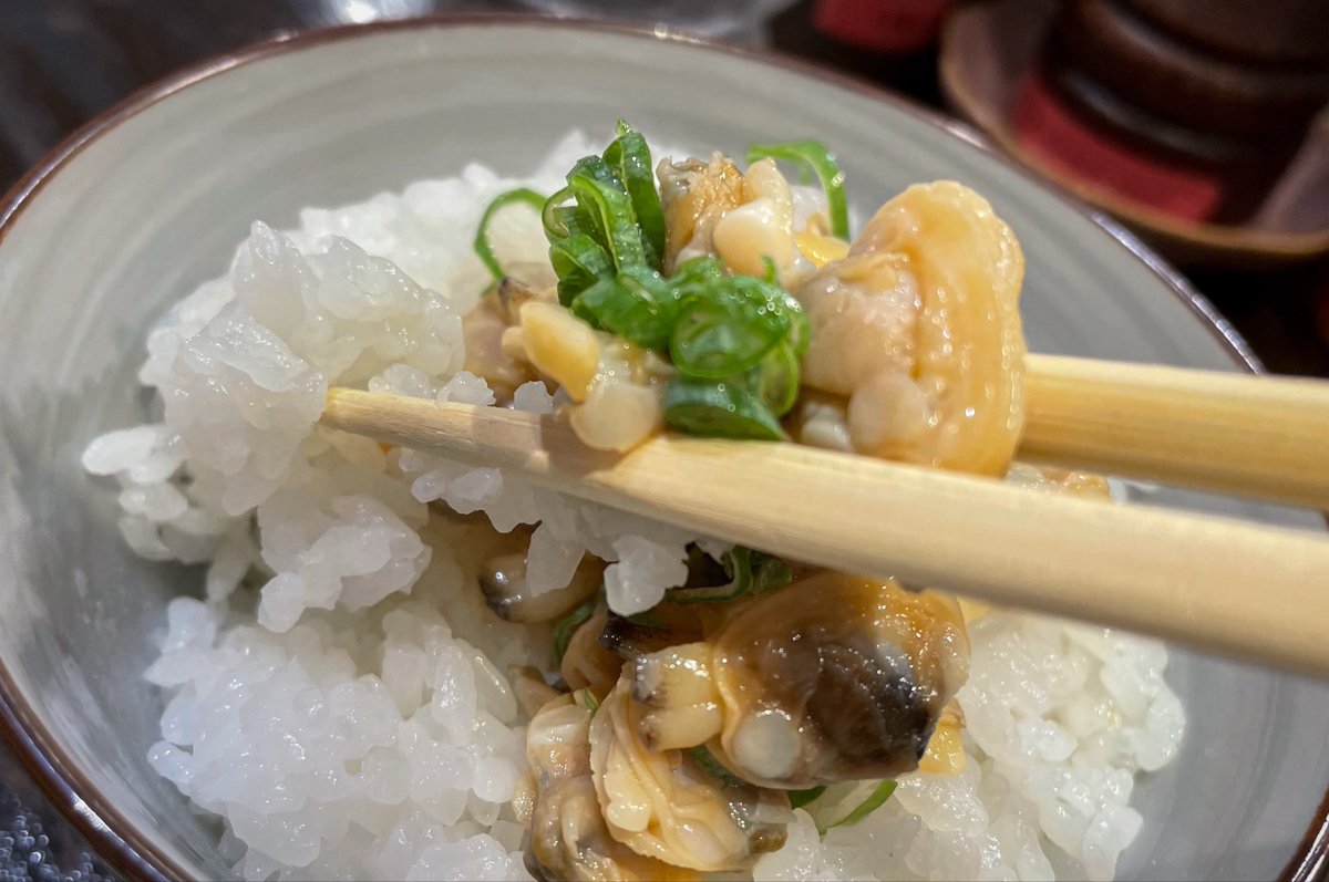 Tsubameruuu_24's tweet photo. 鶏喰 ~TRICK~
◆鶏つけ麺 大
◆あさりのっけご飯

昆布、本枯節、ドライトマト。
出汁に浸かった麺は、そのままでも旨い。

佐賀の塩をひとつまみ🌊
塩レモンで爽やかに🍋
濃密な鶏醤油で一気に深く🐓

ひとつの麺から、
旨味の景色が何度も変わる🎆

そして最後は、
あさりのっけご飯に鶏のつけ汁を。

鶏とあさりの旨味が重なり、
最後の一粒まで余さず完食🐓🐚🍚

やっぱり、この鶏つけ麺は旨い😉

ご馳走様でした🙏