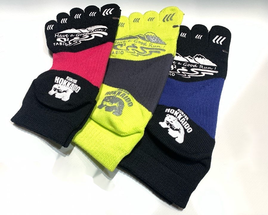 TabioMEN_apia's tweet photo. ＼ スポーツソックスがお買い得 ／

8/23〜8/30の期間中
スポーツソックスを2足以上お買い上げで10%OFF となります🉐

ランニングソックスやゴルフ用ソックスの取扱いもございます！

お土産に北海道オリジナルデザインの
ランニングソックスはいかがでしょうか👀

ぜひご来店お待ちしております🌞 https://t.co/GiHpGNC0dx