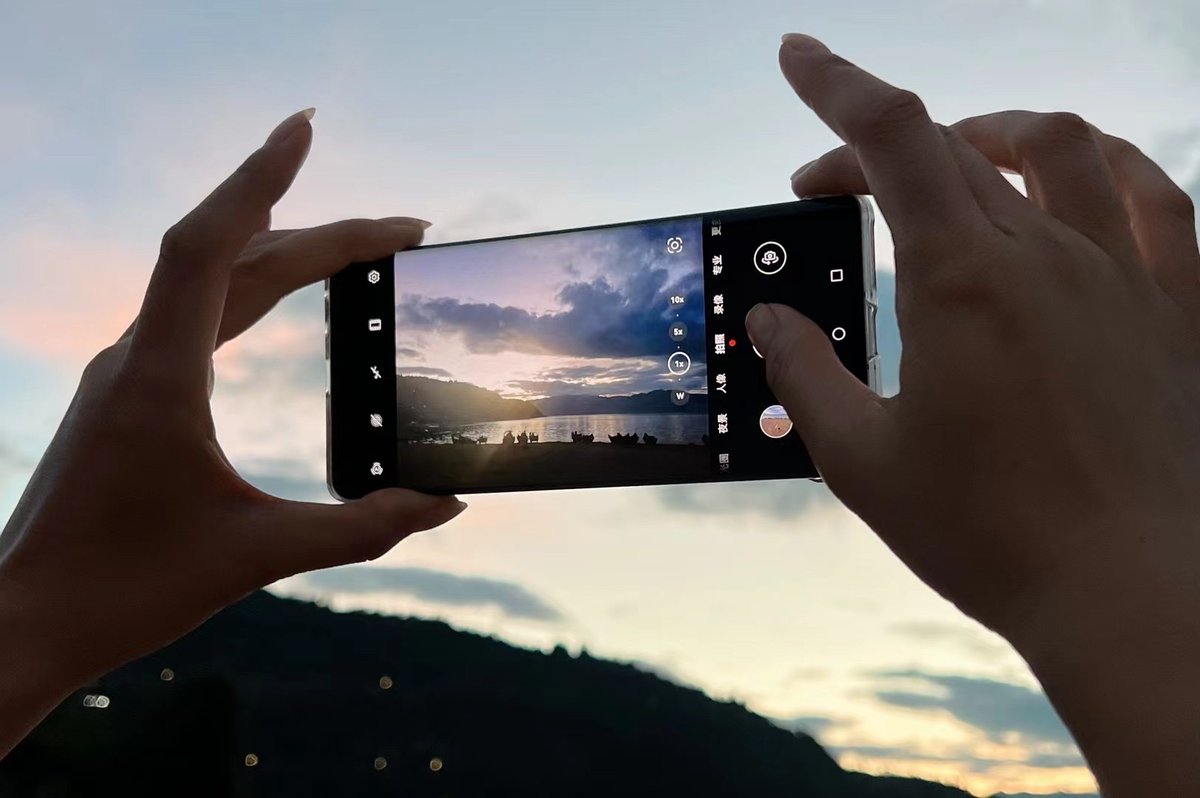 Shahad111117's tweet photo. Life update: Just swapped my old flip phone for a sleek smartphone this weekend – turning a page to easier ways to connect, take photos of sunsets, and figure out random stuff fast. Small change, big feeling of new beginnings!， https://t.co/XhOqcA17aU