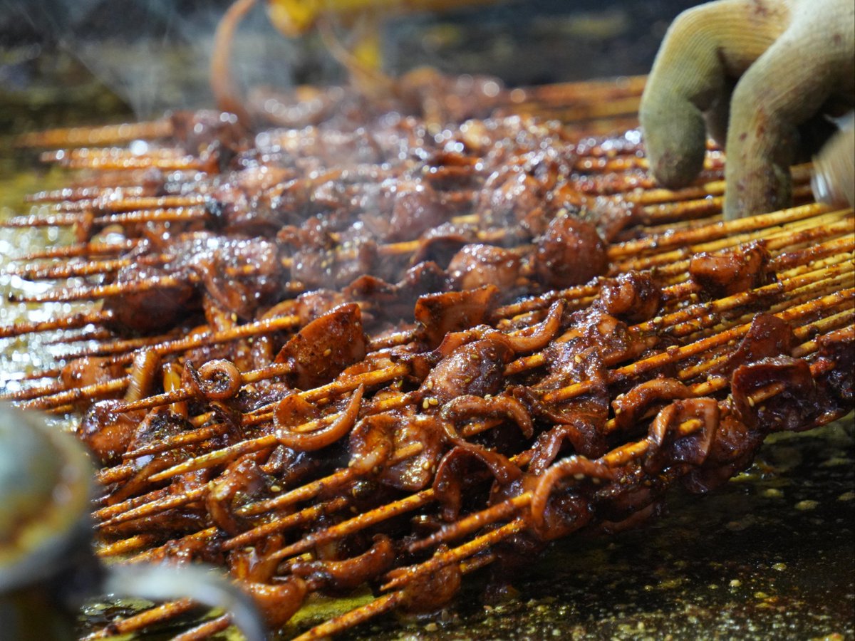 Debra13857893's tweet photo. Craving late-night deliciousness Found the yummiest grilled squid with spicy sauce at the street stall downtown  Street food hits different!， https://t.co/QKsnGFiuIV