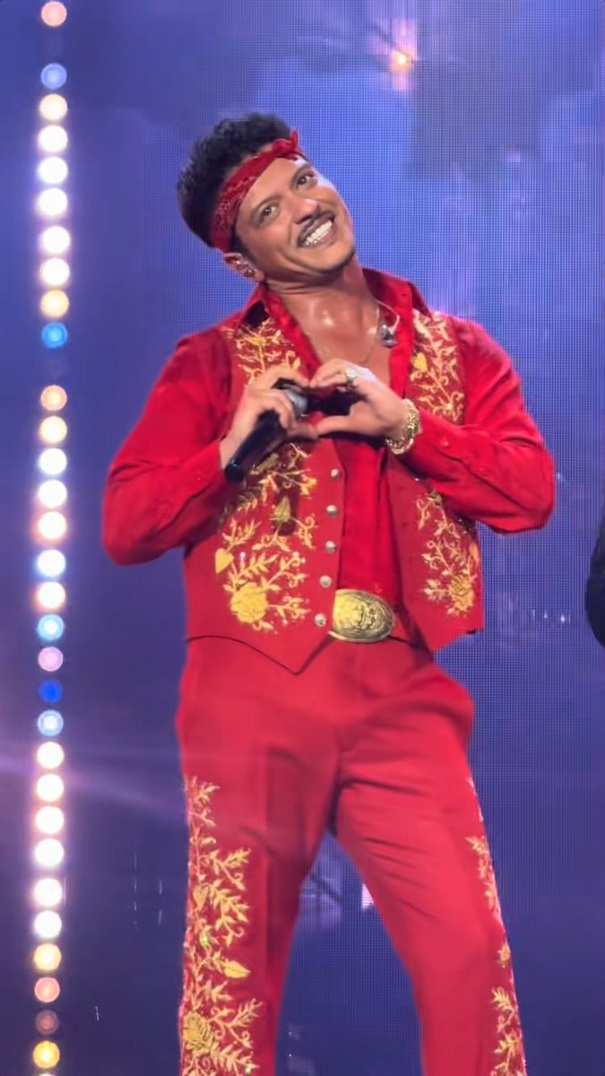brunomarscz's tweet photo. OMFG! I'm definitely not complaining. 
😈🤣 https://t.co/IeFAzJ2t6C