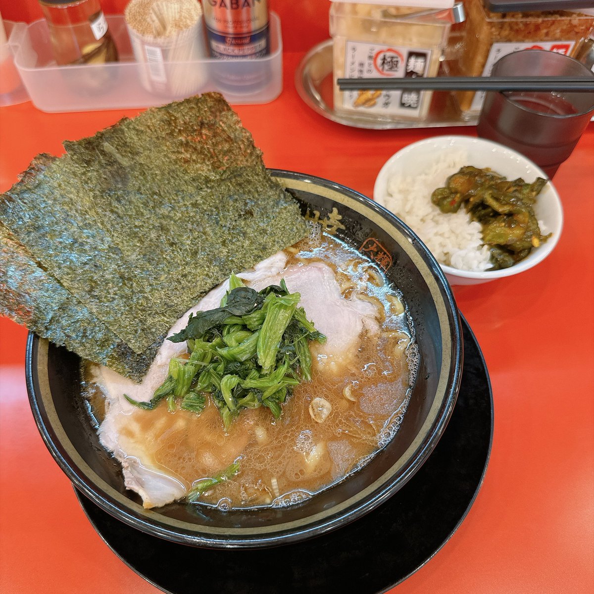 nknk1206's tweet photo. 麺がまだまだ残ってるのに米が足りねぇ！ってあと一口分の米が茶碗に残ってるのにつぎに行こうとしたのを理性が引き留め、事なきを得た。オナカイッパイ……もっと沢山食べれる人間なら………オイシカッタ…… https://t.co/iKiJgOQyfV