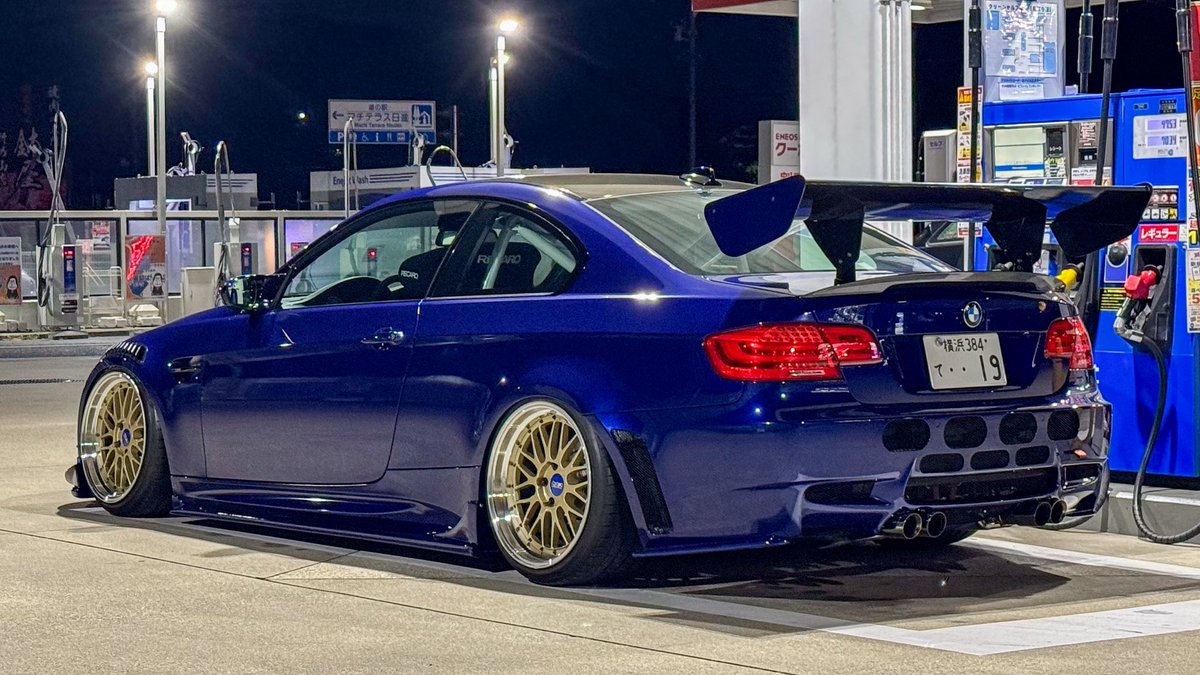 yakara045's tweet photo. E92 M3、外装80%完成🍒
Assist LAPTORR のエアロを軸に、定番GT4テイストから外したカラードのハーフエアロ仕様。
普通に乗れるギリギリの車高に走れる空力パーツ。
クセすごいから誰も選ばないエアロ。
ストリートっぽい自分だけのM3に🤲🤓
100%は来シーズンで🫰
うむ。俺の車らしくなってきたね🍒😙 https://t.co/e4nfMG0SMK