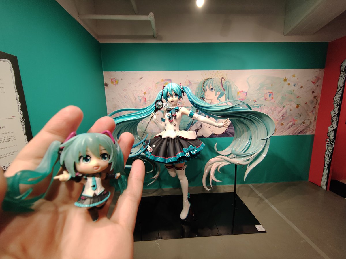 miicyea's tweet photo. まさかこの場で2017とV3に会えると思ってなくて🥲
#iXima展 https://t.co/0aqLqSh2BW
