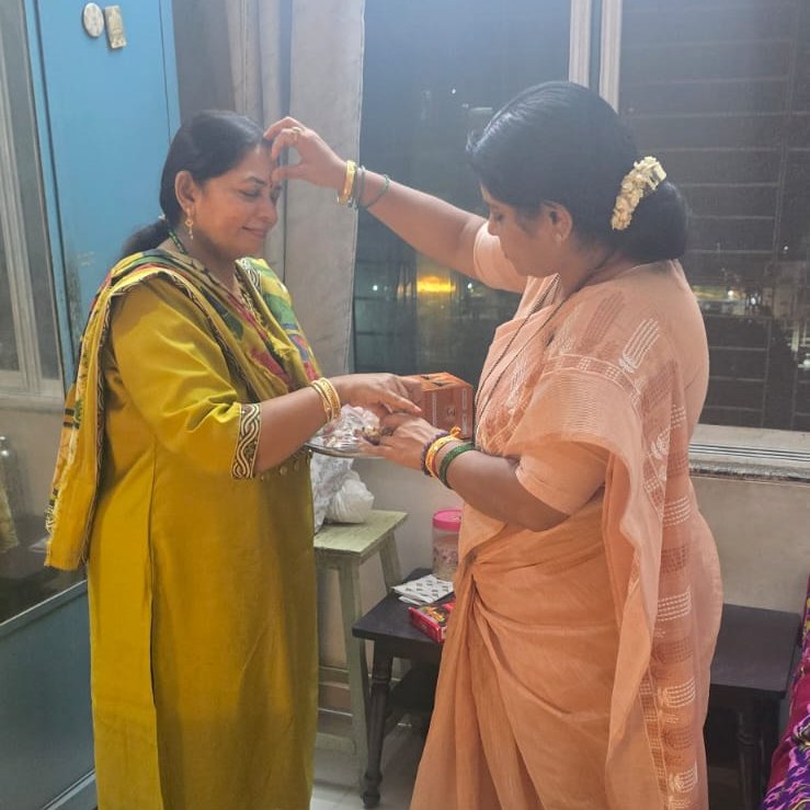 patil_yogita_08's tweet photo. दहिसर मध्य मंडळ उपाध्यक्ष श्री. योगेश जानी यांच्या निवासस्थानी जाऊन ' दशामा माता' चे दर्शन घेतले. आईचा आशीर्वाद आपल्या सर्वांच्या सदैव पाठीशी राहो हीच प्रार्थना! 🙏
@PiyushGoyal | @manishaBJP | @BJPMaharashtra4 | @BJP4Mumbai
#dashama #mata #spiritualvibes https://t.co/KD7WLfDuR7