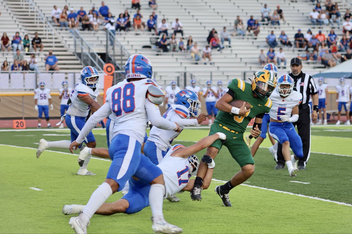 AbelMatthew_M's tweet photo. The Los Lunas Tigers top The Mayfield Trojans 23 - 13 in a defensive battle Friday night at The Field of Dreams in Las Cruces, New Mexico. @epbcom @Fchavezeptimes @Nick_Coppola__ https://t.co/JPZsBn8GMs